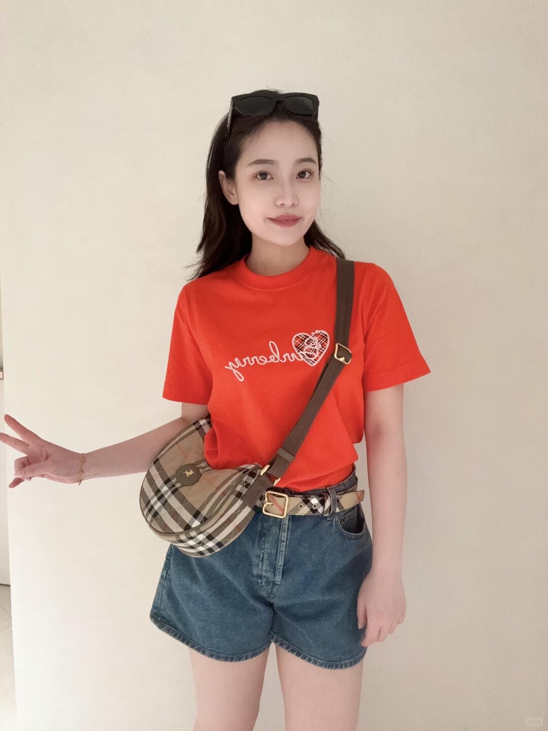 NO:441962,Bur*erry 25Ss spring and summer new style plaid love letter embroidered round neck short-sleeved T-shirt丨Exclusive yb development!  High-end production!  !  It's really hard not to love it. It's so beautiful with high-waisted wide-leg pants or short skirts!  It can be sweet or salty~ Customized fabric, super comfortable texture!  Such a T-shirt is something that everyone has!  S/M/L, Burberry, skirts, T-shirt, tees, t-shirt, alexander wang19860909Bur*erry 25Ss春夏新款 格纹爱心字母刺绣圆领短袖T恤丨独家yb开发！高版出品！！真的很难不爱呀 搭配高腰阔腿裤或短裙 简直美炸了！可甜可盐～定制面料 质感超级舒适！这样的T恤就是人手一件的存在！现货发售S/M/L,,burberry,skirts,T-shirt,tees，t-shirt,alexander wang,Women's clothing