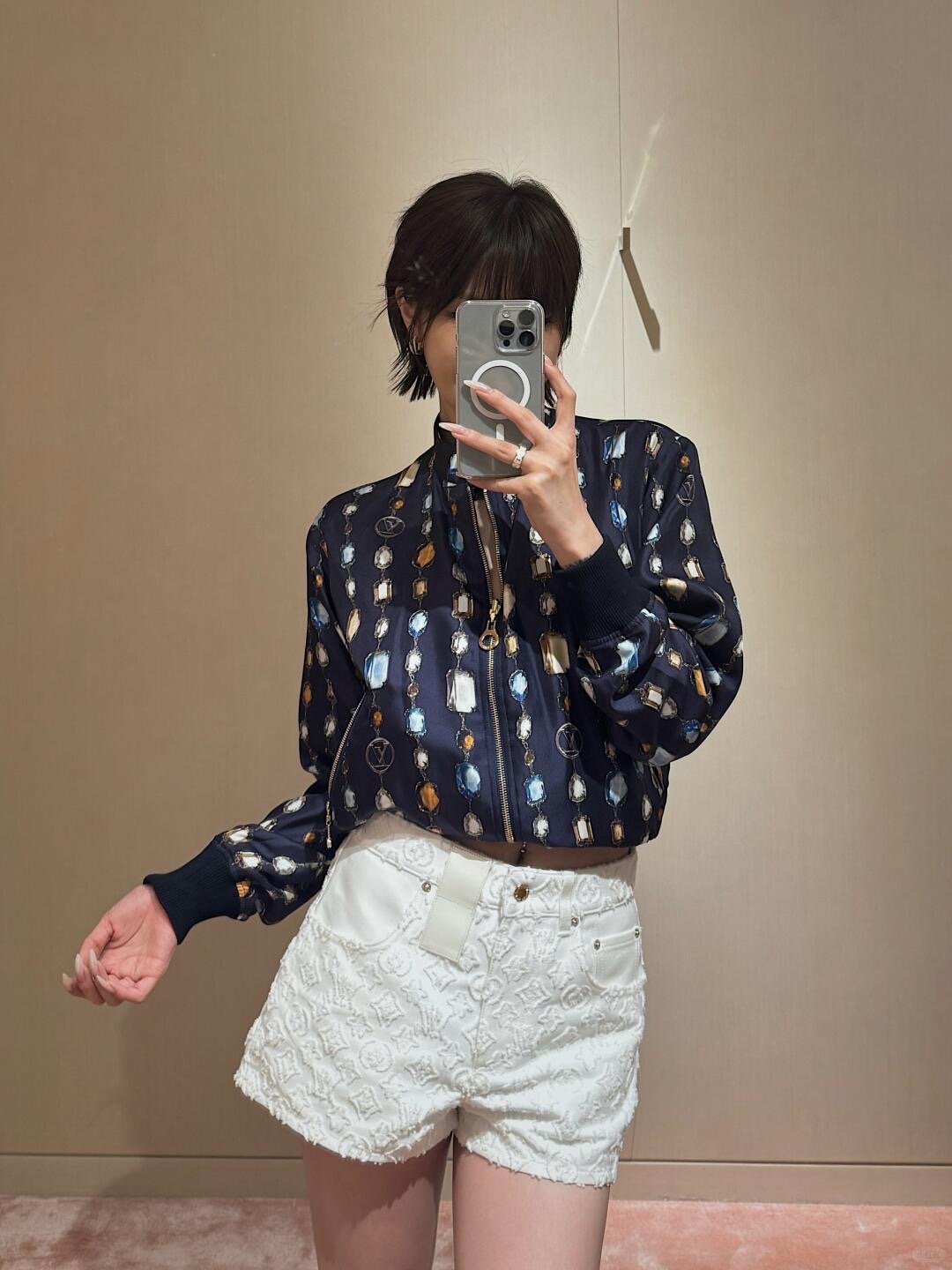 NO:451736,Louis Vuitto* 25Ss Spring and Summer New Style Classic Jacquard Cotton Embellished Monogram Pattern Denim Shorts | Exclusive yb development!  High-end production!  Presbyterian jacquard denim fabric, good breathability, soft and skin-friendly, high-waist zipper symmetrical pocket, three-dimensional jacquard texture highlights style, full of light luxury, fashionable and high-end upper body, slimming and long legs, versatile tools are not picky for people to wear, can be used in any body shape, on-site 34/36/38,,louis vuitton, shorts,alexander wang19860909Louis Vuitto* 25Ss春夏新款 经典提花棉质缀Monogram图案牛仔短裤丨独家yb开发！高版出品！老花提花牛仔面料 透气性佳 柔软亲肤 高腰拉链对称口袋 立体提花肌理彰显格调 轻奢感十足 上身时髦又高级 显瘦显腿长 百搭利器不挑人穿 任何身形都可驾驭 现货发售34/36/38,,louis vuitton,shorts,alexander wang,Women's clothing