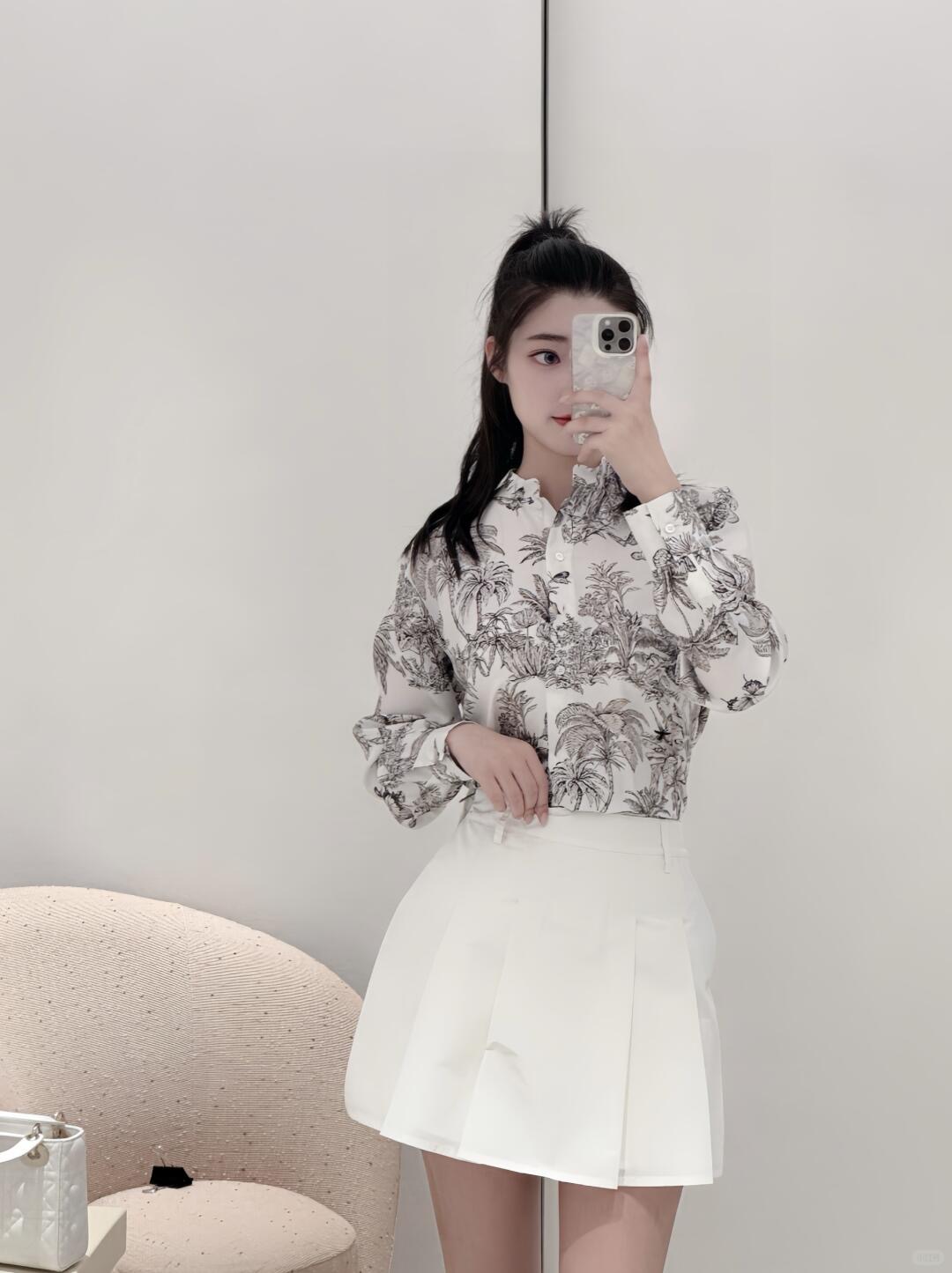 NO:442014,Dio* 25Fw early autumn new style Hazelnut color Palms Ruyi print pattern knotted short shirt丨Exclusive yb development!  High-end production!  Elaborately made of white and hazelnut-colored cotton poplin, depicting a dense jungle inhabiting a variety of wildlife, paying tribute to the beauty of nature. The short regular style, button opening and closing highlights the waist and enhances the style. Paired with the matching skirt to create a delicate Dioreviera look. S/M/L, dior, skirts, shirts, alexander wang19860909Dio* 25Fw早秋新款 榛果色Palms茹伊印花图案打结短款衬衫丨独家yb开发！高版出品！采用白色和榛果色棉质混纺府绸精心制作,描绘栖息着多样野生动物的茂密丛林,向自然之美致敬.短款常规版型,纽扣开合突显腰部束身效果提升格调.与配套的半身裙搭配,打造精致的Dioriviera 造型.现货发售S/M/L,,dior,skirts,shirts,alexander wang,Women's clothing