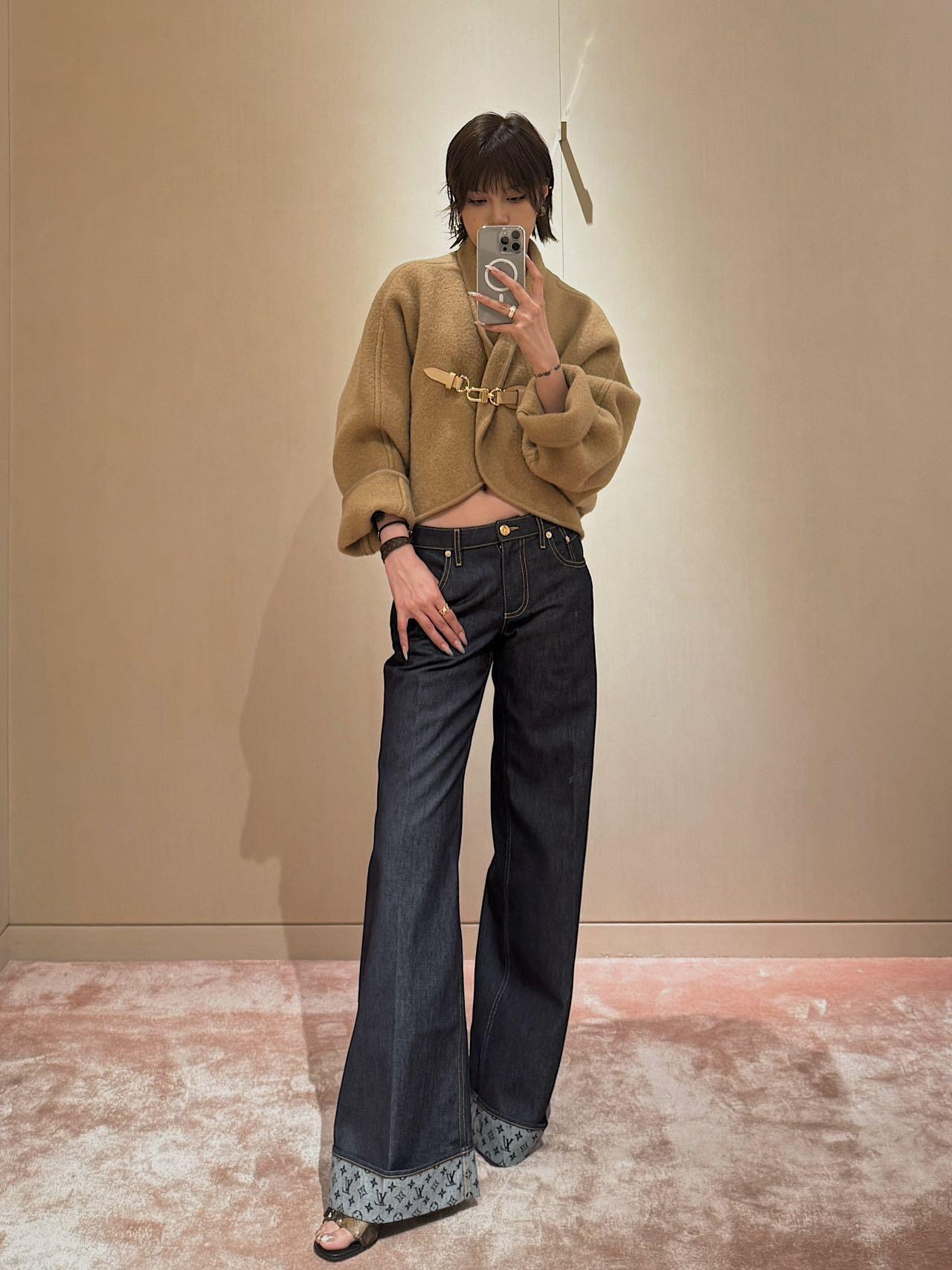 NO:443354,Louis Vuitt*n 25Fw early autumn new style flipped denim straight jeans | exclusive yb development!  High-end production!  The same style as the fairy sister, very casual and handsome, playful and cool, cool and beautiful, just casual!  The original color denim retro grasps ~ The contrasting color of the trouser legs is cleverly spliced ​​to break the monotony and adds a fashionable highlight. The loose straight-piece not only covers the flesh and makes you look slim, but also brings a comfortable and comfortable wearing experience!  Spot sale 34/36/38, louis vuitton,jeans,alexander wang19860909Louis Vuitt*n 25Fw早秋新款 翻边丹宁直筒牛仔裤丨独家yb开发！高版出品！神仙姐姐同款 很随性的帅气 俏皮中带着酷 酷帅中带着美 恰恰好的随性！原色牛仔复古拿捏 ～裤脚撞色老花拼接巧妙打破单调 增添时尚亮点 宽松直筒版型不仅遮肉显瘦 还带来舒适自在的穿着体验！现货发售34/36/38,,louis vuitton,jeans,alexander wang,Women's clothing