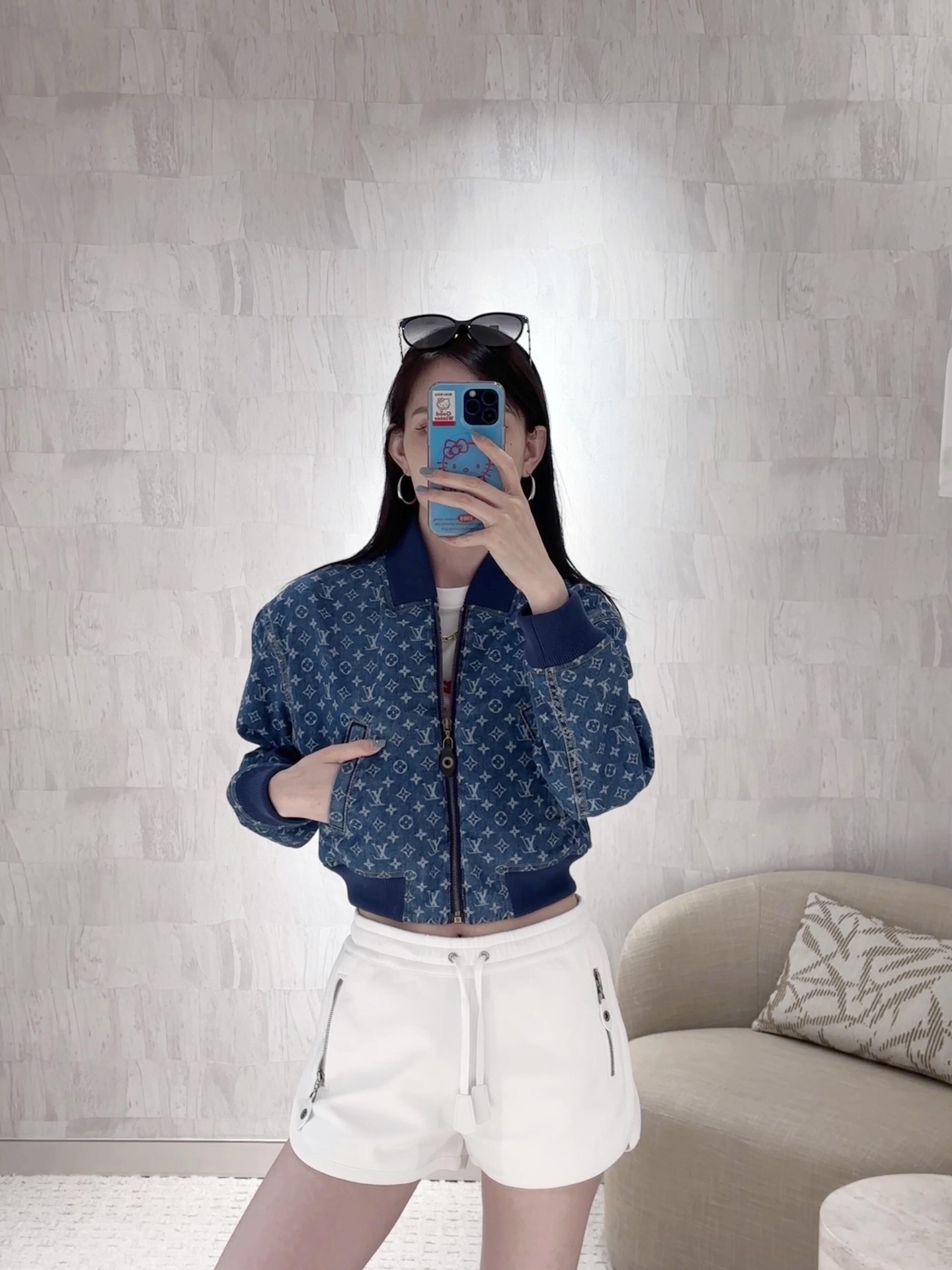 NO:445298,Louis Vuitt*n 25Fw early autumn new model laser printed denim short jacket | Exclusive high-end production!  The short waist design is sweet and salty, and the upper body is so exciting!  Customized pure cotton rib splicing, the classic style is not picky and versatile and fashionable!  Super slim on the upper body!  Highly recommended single items, S/M/L on sale in stock, louis vuitton, jackets & coats, jackets & coats, alexander wang19860909Louis Vuitt*n 25Fw早秋新款 激光印花牛仔短款夹克外套丨独家高版出品！小蛮腰短款设计可甜可盐上身A爆啦！定制纯棉罗纹拼接,经典版型不挑人百搭又时髦！上身超显瘦！强烈推荐单品,现货发售S/M/L,,louis vuitton,jackets & coats,jackets & coats,alexander wang,Women's clothing