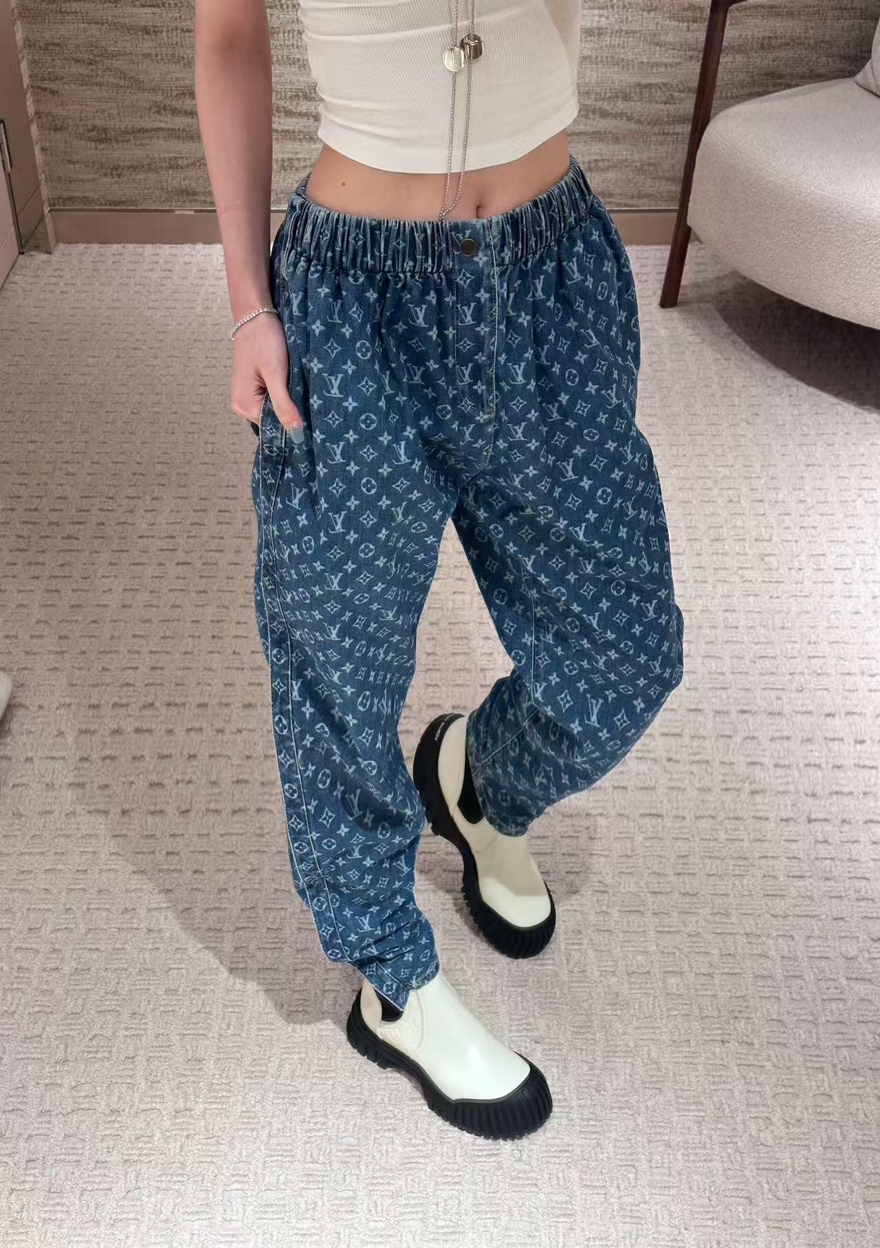 NO:445326,Louis Vuitt*n 25Fw early autumn new model laser printed denim elastic waist jeans | exclusive high-end production!  Imported pure cotton denim active wash water has a great texture!  A and cool classic style is not picky and versatile and fashionable!  Super slim on the upper body!  Customized hardware accessories Highly recommended single items, S/M/L on sale in stock, louis vuitton, jeans, alexander wang19860909Louis Vuitt*n 25Fw早秋新款 激光印花牛仔松紧腰牛仔裤丨独家高版出品！进口纯棉牛仔活性洗水质感超赞！又A又飒经典版型不挑人百搭又时髦！上身超显瘦！定制五金配件 强烈推荐单品,现货发售S/M/L,,louis vuitton,jeans,alexander wang,Women's clothing