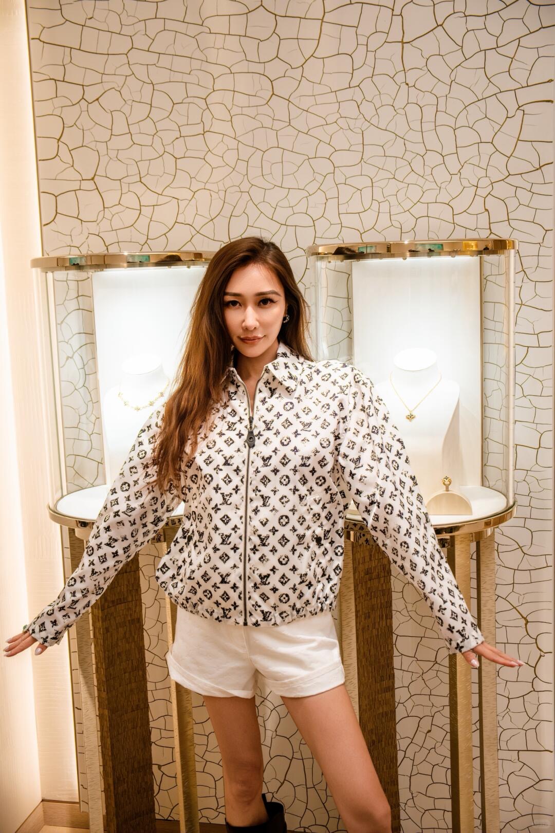 NO:445344,Louis Vuitt*n 25Fw early autumn new style logo printed zipper jacket | Exclusive high-end production!  The hem is tight and tight, very design-like, full-frame logo design, loose style, upper body, slimming, versatile, not picky, fashionable, must-have, S/M/L,, louis vuitton, jackets & coats, jackets & coats, alexander wang19860909Louis Vuitt*n 25Fw早秋新款 logo印花拉链夹克外套丨独家高版出品！下摆松紧收腰 很有设计感 全幅logo设计 宽松的版型剪裁上身遮肉显瘦 百搭不挑人 时髦精必入 现货发售S/M/L,,louis vuitton,jackets & coats,jackets & coats,alexander wang,Women's clothing