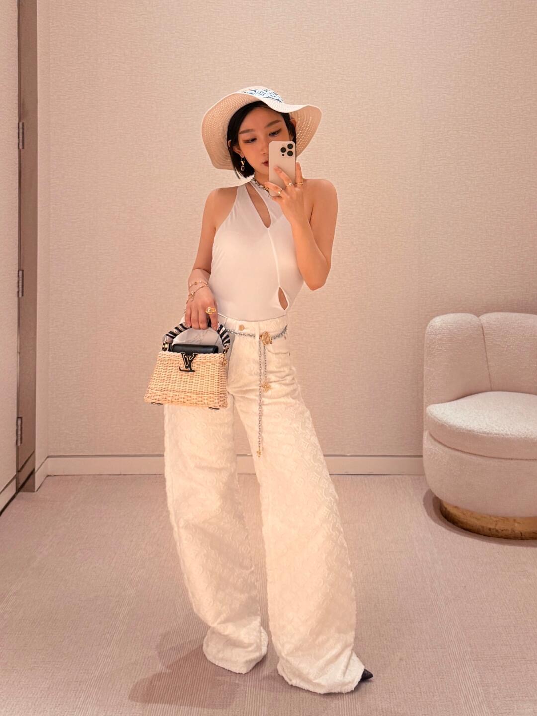 NO:445255,Louis Vuitto* 25Fw early autumn new style MONOGRAM presbyopia white jacquard denim trousers | Exclusive yb development!  High-end production!  Custom developed material Soft and comfortable High waist buckle symmetrical pocket style design Adds styling layering Full-body full-print four-leaf clover letter jacquard logo Shows brand tone Straight wide-leg trousers cut On stock 34/36/38,,louis vuitton,alexander wang19860909Louis Vuitto* 25Fw早秋新款 MONOGRAM老花白色提花牛仔长裤丨独家yb开发！高版出品！定制开发材质面料 柔软舒适 高腰系扣对称口袋版型设计 增添造型层次感 通体满印四叶草字母提花徽标 彰显品牌调性 直筒阔腿长裤剪裁 现货发售 34/36/38,,louis vuitton,alexander wang,Women's clothing