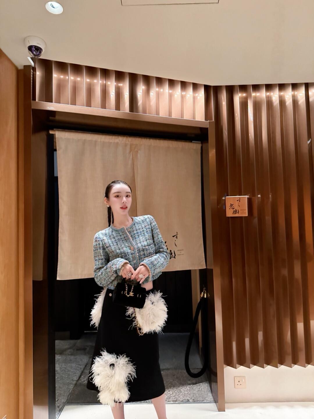 NO:444430,Cahen* 25A high-end handicraft workshop series new style, celebrity style blue-green small fragrance style tweed jacket | Exclusive yb development! High-end production! High-end custom tweed fabric, comfortable and lightweight, classic H-shaped, round neck single-breasted pocket design, with unique lion head metal buckle, bright color, the upper body looks very fashionable and elegant, same style as Zhang Junning, S/M/L,, jackets & coats, alexander wang19860909Cahen* 25A高级手工坊系列新款 名媛风蓝绿色小香风粗花呢外套丨独家yb开发！高版出品！高级定制粗花呢编织面料 面料舒适轻盈 经典H版型 圆领单排扣口袋设计 配以独特狮子头金属扣 颜色很亮眼 上身显得非常时尚优雅 张钧甯同款 现货发售S/M/L,,jackets & coats,alexander wang,Women's clothing