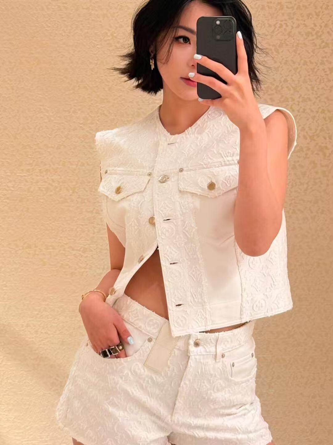 NO:447449,Louis Vuitto* 25Ss Spring and Summer New MONOGRA White Flower-cut Sleeveless Denim Vest Jacket | Exclusive yb development!  High-end production!  Presbyterian jacquard denim fabric, good breathability, soft and skin-friendly, three-dimensional jacquard texture highlights style, full of light luxury, fashionable and high-end upper body, can be controlled by any body shape, on-site 34/36/38,,louis vuitton,jackets & coats,alexander wang19860909Louis Vuitto* 25Ss春夏新款 MONOGRA 白色剪花无袖牛仔马甲外套丨独家yb开发！高版出品！老花提花牛仔面料 透气性佳 柔软亲肤 立体提花肌理彰显格调 轻奢感十足 上身时髦又高级 任何身形都可驾驭 现货发售34/36/38,,louis vuitton,jackets & coats,alexander wang,Women's clothing