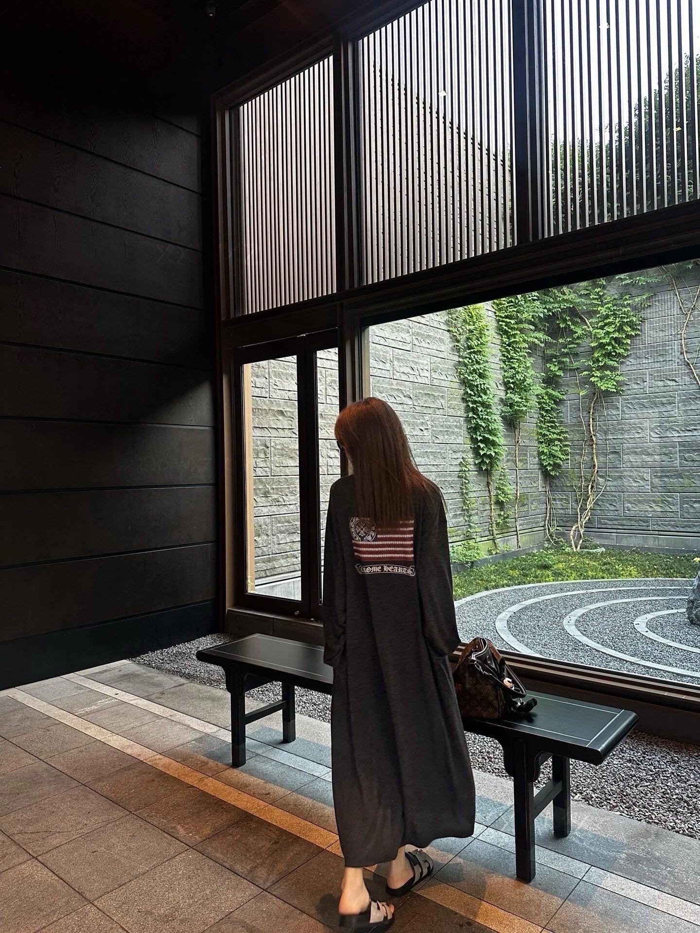 NO:447394,Chrome He*rts 25Ss Spring and Summer New Style Sanskrit Stars and Stripes Print Drooping American Sunscreen Loose Super Long Dress | Exclusive high-end production!  Classic cross flower + star and stripe elements, red/blue/black contrasting colors are super-sensory and old-fashioned washing fabrics come with retro filters, loose silhouette hides meat and street, solid printing process, Croxin letters + pattern clear and three-dimensional, and cannot be washed off. Details control ecstasy! The neckline is wrapped and the car line is neat, hiding the high-end feeling in the stitches, and it is directly full of 'trendy concentration', and the rhythm of the link when you go out to the street~ S/M/L is on sale in stock, chrome hearts, chrome hearts, skirts, alexander wang19860909Chrome He*rts 25Ss春夏新款 梵文星条旗印花垂感美式防晒宽松超长连衣裙丨独家高版出品！经典十字花+星条旗元素,红/蓝/黑撞色超带感做旧水洗面料自带复古滤镜,宽松廓形藏肉又街头,印花工艺扎实,克罗心字母+图案清晰立体,水洗不掉渣 细节控狂喜!领口包边、车线工整,把高级感藏在针脚里,穿上直接拉满「潮人浓度」,出街被问链接的节奏~现货发售S/M/L,,chrome hearts,chrome hearts,skirts,alexander wang,Women's clothing