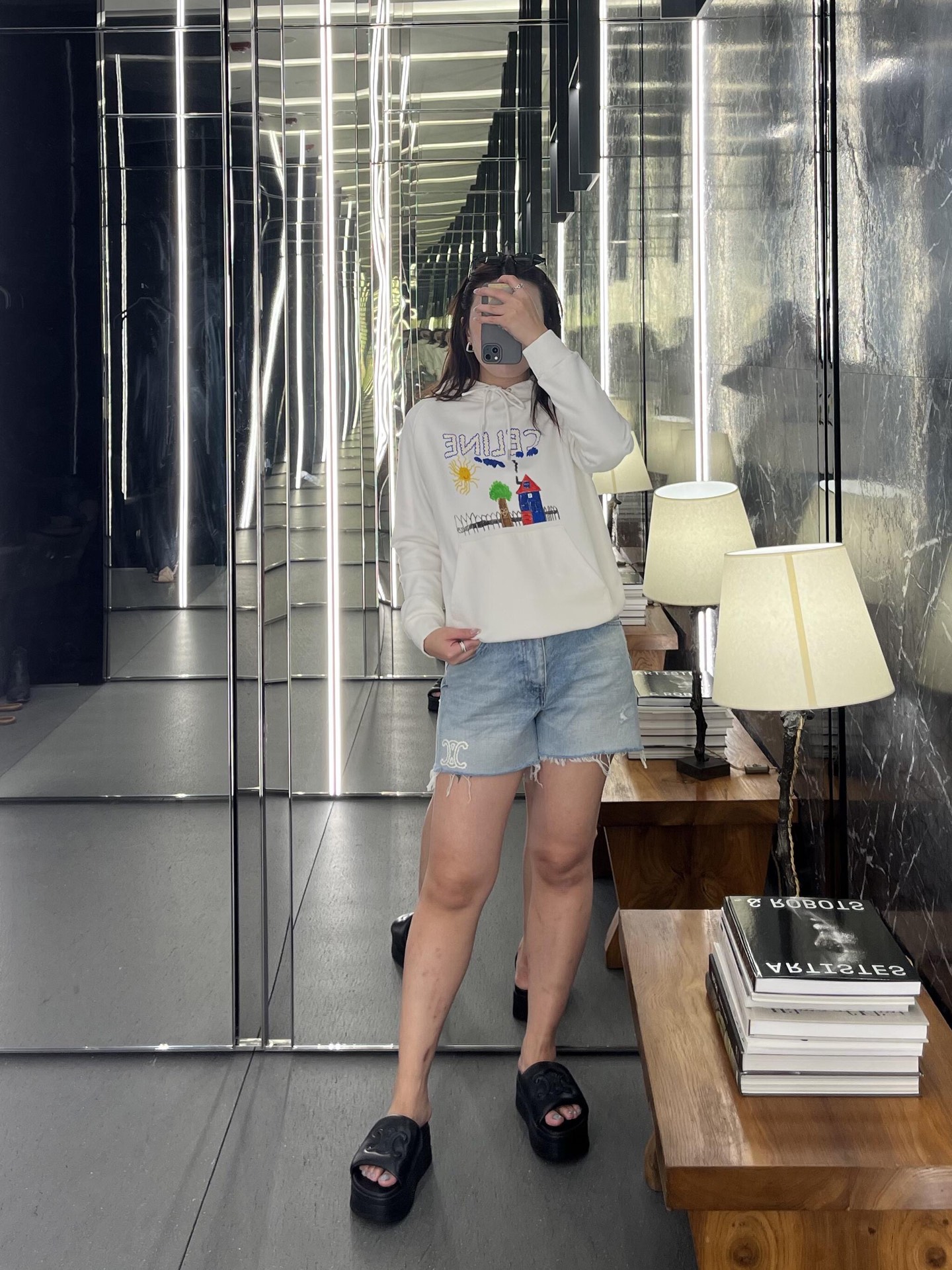 NO:447499,Celin* 25Fw early autumn new style, small house children's fun printed hooded sweatshirt丨Exclusive yb development!  High-end production!  He was cured by this hooded sweatshirt!  Children's funny graffiti is on it, as if you wear sunshine and a cottage on your body, your vitality is refreshing and age-reducing. It is equipped with metal rope end. Large front pocket bag. Threaded cuff trim. The back terry is delicate and comfortable. It is a soft and fleshy close-fitting body that is not dry at all. The workmanship is really amazing. Fashion items that cannot be refused~ Identify my version. S/M/L is available in stock. S/M/L, celine, hoodie, sweatshirts, hats, alexander wang19860909Celin* 25Fw早秋新款 小房子童趣印花连帽卫衣丨独家yb开发！高版出品！被这件连帽卫衣治愈了！童趣涂鸦跃然其上,仿佛把阳光、小屋穿在身上,元气又减龄 配有金属绳端 大号正面兜袋 螺纹袖口饰边,后毛圈棉质细腻舒适感,是柔软又有肉感的贴身一点都不干涩,做工真的超级赞 无法拒绝的时尚单品～认准我家版本 现货发售S/M/L,,celine,hoodie,sweatshirts,hats,alexander wang,Women's clothing