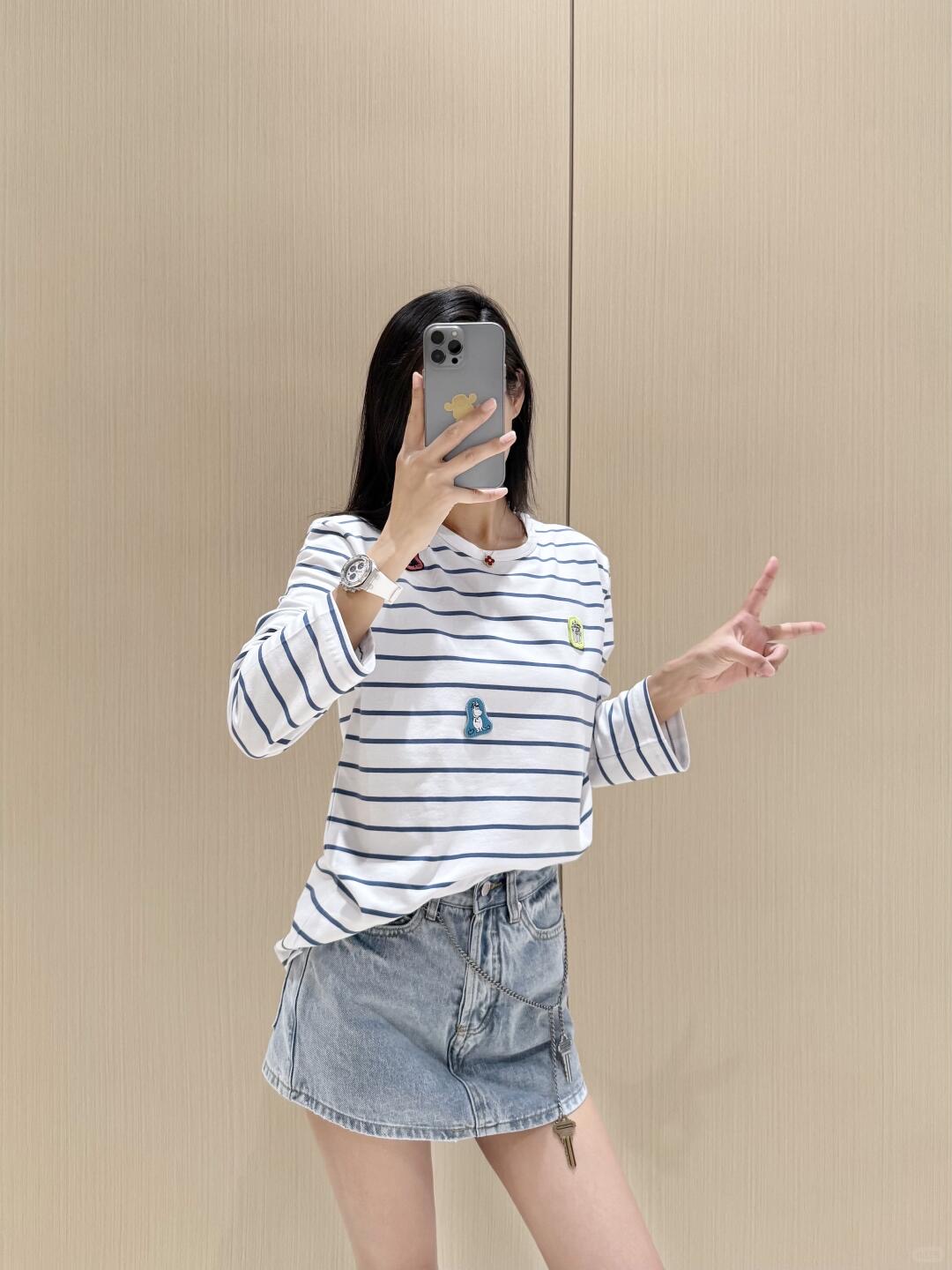 NO:448353,Acne Studio*s Moomin 25Fw early autumn co-branded new style Moomin cartoon patch embroidered striped long-sleeved T-shirt | Exclusive yb development!  High-end production!  The simple style is all summer style, with a neutral style design, which covers the flesh and makes you look slim, casual and free, and one piece is light and goes out on the street!  The loose fit can well modify the body. The fabric has good moisture absorption and breathability, making it particularly comfortable to wear on the body!  S/M/L, acne studios,tees,t-shirt,alexander wang19860909Acne Studi*s Moomin 25Fw早秋联名新款 姆明卡通贴布绣条纹长袖T恤丨独家yb开发！高版出品！简约的风格全是夏日风情,中性版型设计,遮肉显瘦,随性洒脱,一件轻巧出街！宽松的版型可以很好的修饰身材.面料拥有着很好的吸湿性和透气性,穿在身上特别的舒适！现货发售S/M/L,,acne studios,tees，t-shirt,alexander wang,Women's clothing