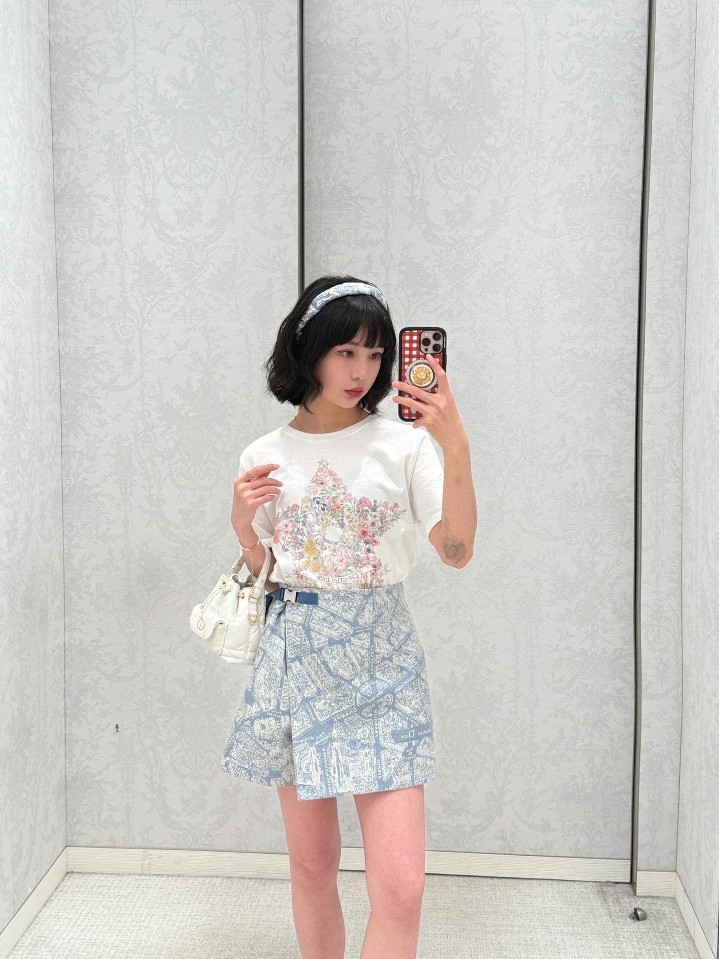 NO:448377,Dio* 25Fw early autumn new style floral five-pointed star printed short-sleeved T-shirt | Exclusive yb development!  High-end production!  Iconic five-pointed star print!  The chest is covered with three-dimensional prints, with complex flower and plant patterns embedded in it, with soft pink, goose yellow and sky blue intertwined, just like a retro oil painting. The hollow details in the center add a sense of layering, and the brand letters engraved at the bottom are full of low-key and high-quality!  The round neck cut is short, and the cotton fabric remains crisp and comfortable. Suitable for high-waist bottoms or layered jackets to easily create a lazy French style. S/M/L, dior, jackets & coats, T-shirt, tees, t-shirt, alexander wang19860909Dio* 25Fw早秋新款 花卉五角星印花短袖T恤丨独家yb开发！高版出品！标志性五角星印花！胸前以立体印花呈现大型五角星图腾,内嵌繁复花卉植物图案,柔粉、鹅黄与天蓝交织,宛如复古油画.中心镂空细节增添层次感,底部缎带铭刻品牌字母全称低调高定彰显！圆领短剪裁,棉质面料保持挺括舒适.适合搭配高腰下装或叠穿外套,轻松打造慵懒法式时髦.现货发售S/M/L,,dior,jackets & coats,T-shirt,tees，t-shirt,alexander wang,Women's clothing