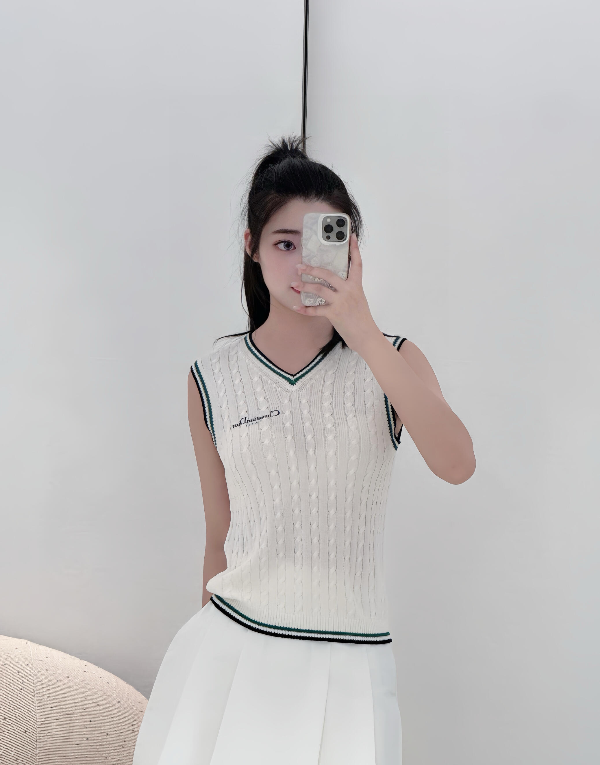 NO:448418,Dio* 25Fw early autumn new style vest knitted vest丨Exclusive yb development!  High-end production!  Eye-catching layering enhances the fashionableness of autumn and makes you look slim and layered, and the shape is easy to concave in autumn~ The retro twist pattern is woven with cotton blended yarn. The V-neck and cuffs are spliced ​​with green and black edges. The saturation is just right for the autumn atmosphere. The front is decorated with brand letters and jacquard. The whole style is simple and unique!  Classic layered yyds three-dimensional tailoring makes it look more slim and fashionable, with the upper body showing a British college style. S/M/L, dior, alexander wang19860909Dio* 25Fw早秋新款 背心针织马甲丨独家yb开发！高版出品！吸睛叠穿提升秋季时髦度显瘦又有层次感,秋季轻松凹造型~ 采用棉质混纺纱线编织满件复古麻花图案 V领口和袖口是绿黑边拼接,饱和度拿捏刚好自带秋日气息,正面饰以品牌字母提花整件款式简单又不失个性！经典叠穿yyds 立体剪裁显得更加修身时尚,上身呈现英伦学院风 现货发售S/M/L,,dior,alexander wang,Women's clothing