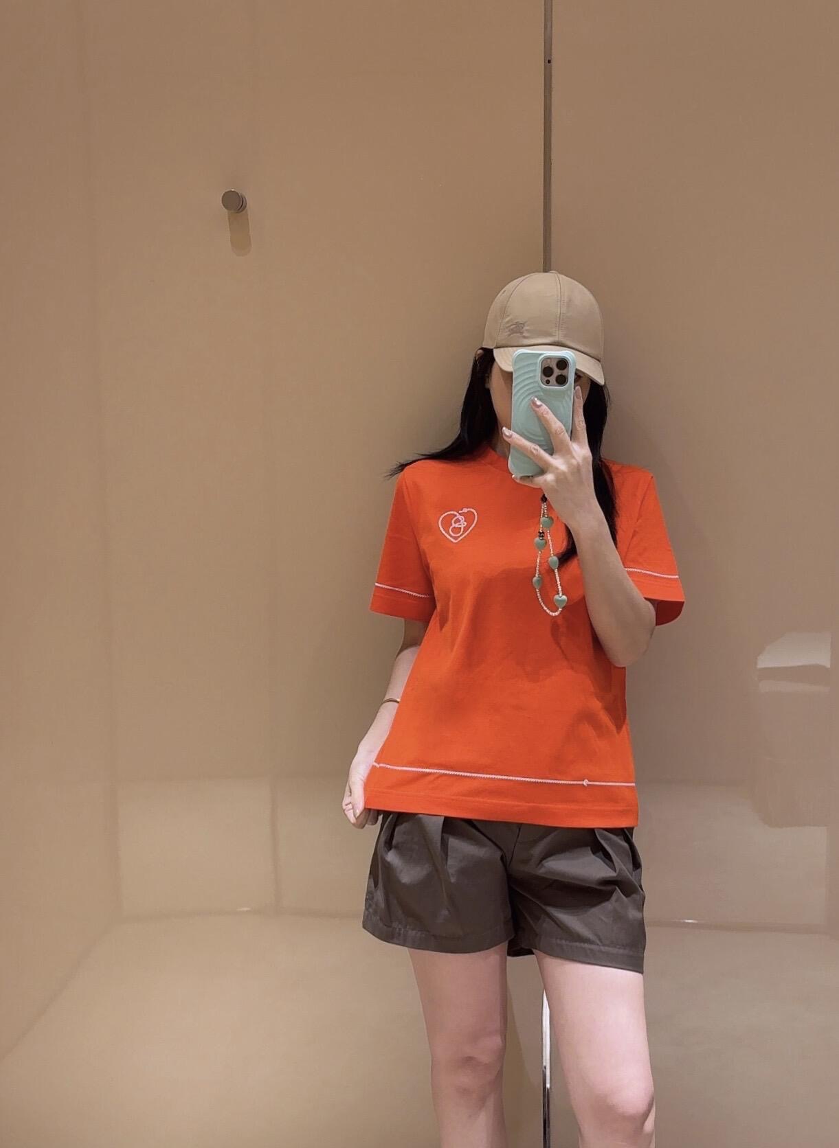 NO:449742,Burberr* 25Ss Spring and Summer New Style, Chinese Valentine's Limited Capsule Series Love Embroidered Round Neck Short Sleeve T-shirt | Exclusive YB development!  High-end production!  Made of lightweight flat cotton fabric, presenting a slim fit. Integrated embroidery pattern design, inspired by traditional Chinese handicrafts, and outlines the brand's iconic letters B, logo and heart pattern with knots. S/M/L, burberry, T-shirt, tees, t-shirt, alexander wang19860909Burberr* 25Ss春夏新款 七夕限定胶囊系列爱心刺绣圆领短袖T恤丨独家yb开发！高版出品！选用轻盈平织棉面料打造,呈现修身版型.融入刺绣图案设计,灵感源自中国传统手工艺,以绳结环绕勾勒出品牌标志性字母 B、徽标和心形图案.男女同款 现货发售S/M/L,,burberry,T-shirt,tees，t-shirt,alexander wang,Women's clothing