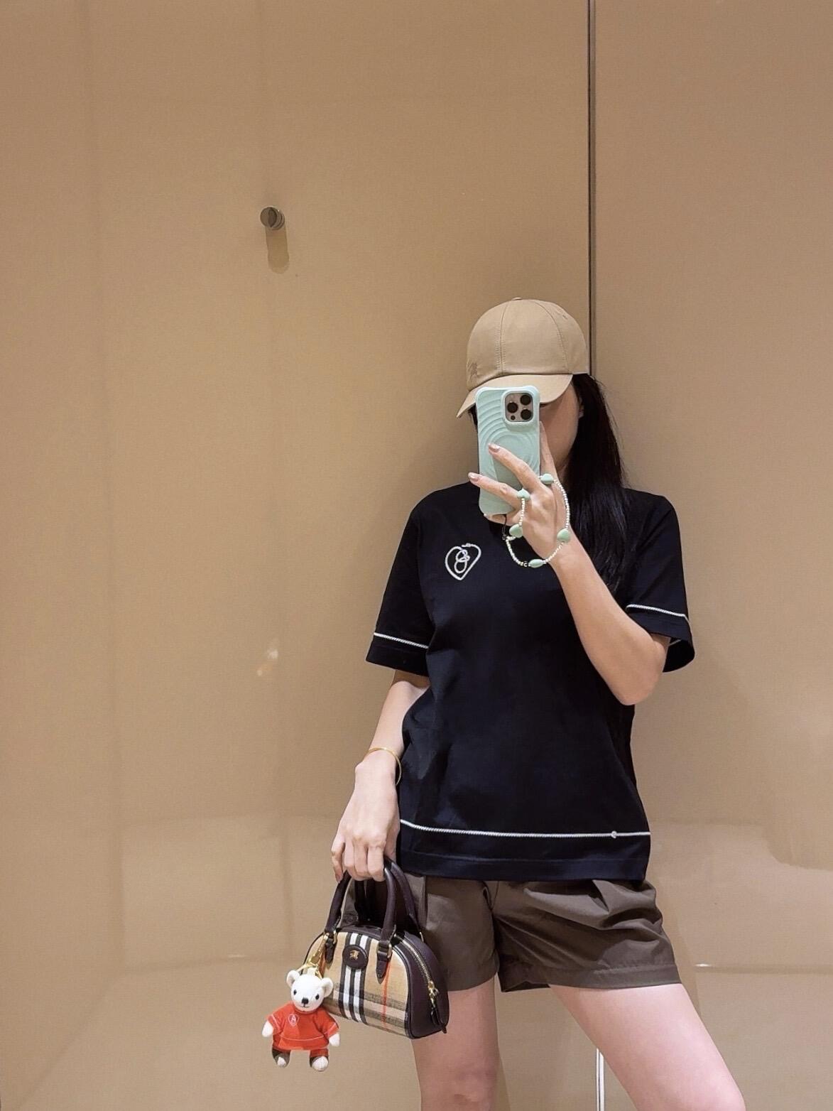 NO:449759,Burberr* 25Ss Spring and Summer New Style, Chinese Valentine's Limited Capsule Series Love Embroidered Round Neck Short Sleeve T-shirt | Exclusive YB development!  High-end production!  Made of lightweight flat cotton fabric, presenting a slim fit. Integrated embroidery pattern design, inspired by traditional Chinese handicrafts, and outlines the brand's iconic letters B, logo and heart pattern with knots. S/M/L, burberry, T-shirt, tees, t-shirt, alexander wang19860909Burberr* 25Ss春夏新款 七夕限定胶囊系列爱心刺绣圆领短袖T恤丨独家yb开发！高版出品！选用轻盈平织棉面料打造,呈现修身版型.融入刺绣图案设计,灵感源自中国传统手工艺,以绳结环绕勾勒出品牌标志性字母 B、徽标和心形图案.男女同款 现货发售S/M/L,,burberry,T-shirt,tees，t-shirt,alexander wang,Women's clothing