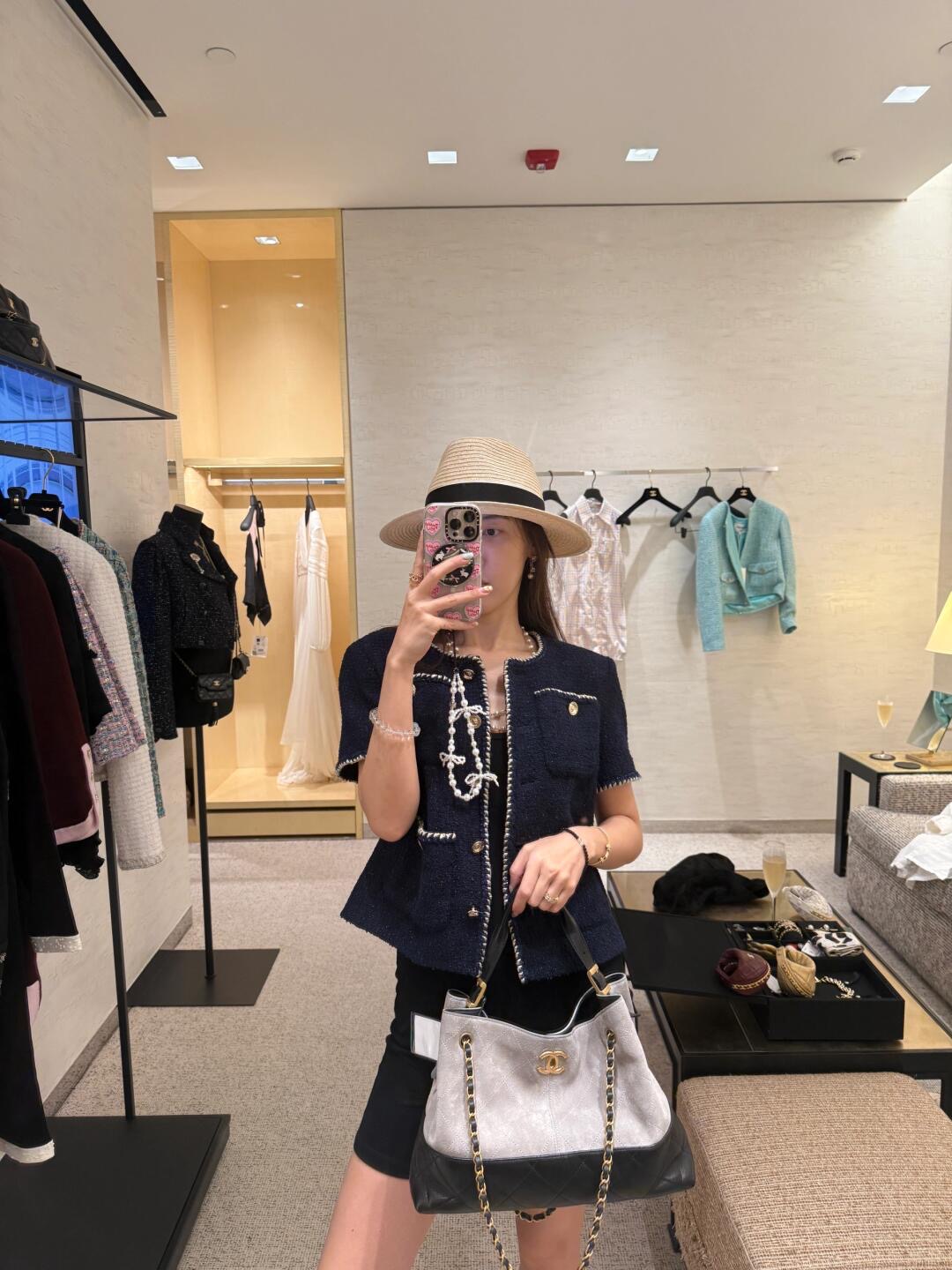 NO:453734,Chane* 25A high-end handicraft workshop series new style, short-sleeved thick-flowered jacket丨Exclusive yb development!  High-end production!  The fine imitation wool material has obvious texture. The wool material is visible to the naked eye. The texture is excellent. The rough plaid wool fabric creates a famous style. The front closure is single-row heavy-duty printed round buckle is exquisitely woven texture. The exquisite woven feels tied to the front closure. It echoes the upper edge of multiple pockets. It highlights the brand taste. It is lively and jumping without losing its elegance. It has a rich sense of design. It has a full temperament. The first choice for fashionable and exquisite outfits. It is available in stock. S/M/L, chanel, jackets & coats, T-shirt, alexander wang19860909Chane* 25A高级手工坊系列新款 捆边短袖粗花尼外套丨独家yb开发！高版出品！精仿羊毛呢材质 肌理明显 毛料肉眼可见 质感上乘 粗花格纹毛呢面料打造名媛风典范 前襟单排重工印刻圆扣精致编织纹理 精致编织感捆边自领口延伸至前襟 与多处口袋上缘呼应 突出品牌品味 活泼跳跃又不失雅致 丰富设计层次感 上身气质十足 时髦精穿搭首选 现货发售S/M/L,,chanel,jackets & coats,T-shirt,alexander wang,Women's clothing