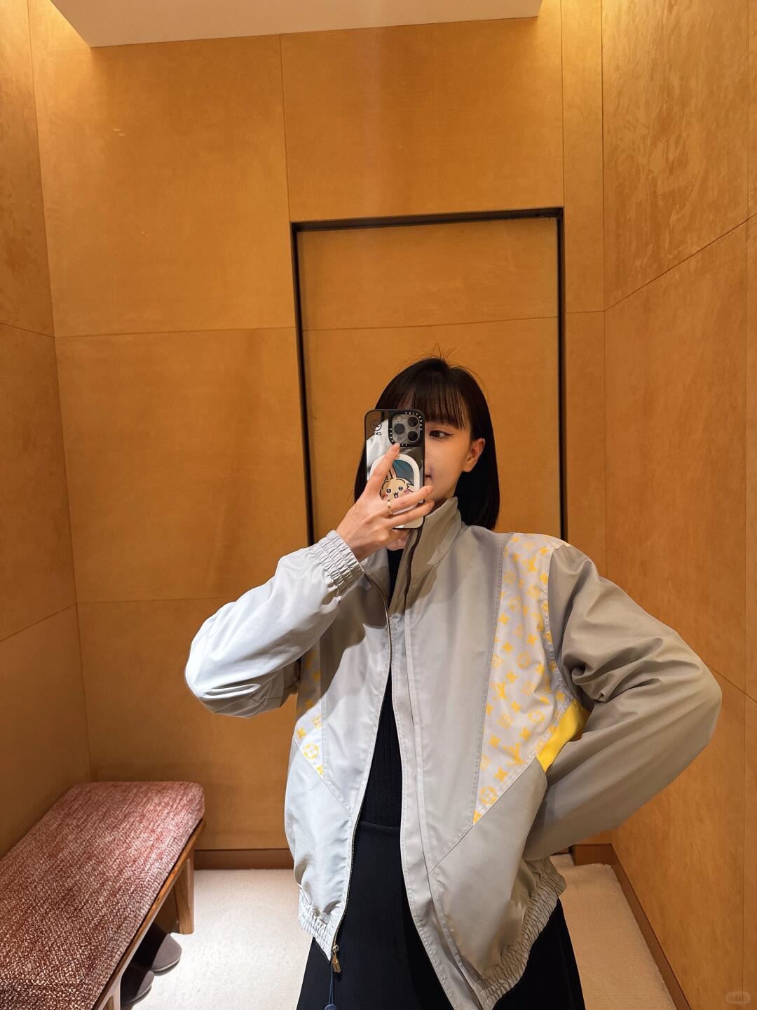 NO:449760,Louis Vuitt*n 25FW early autumn new style Zipper lapel long-sleeved windproof jacket | Exclusive high-end production!  Technology fabrics and Monogram Glow prints, vivid splicing design, hidden zipper closure plackets, elastic hem and cuff inner lining, logo print inlay, casual styles, men and women's styles, S/M/L,,louis vuitton, jackets & coats, jackets & coats, alexander wang19860909Louis Vuitt*n 25FW早秋新款 拉链翻领长袖防风夹克外套丨独家高版出品！科技面料和 Monogram Glow 印花、构成生动拼接设计、隐藏式拉链开合门襟、弹力下摆及袖口内里同色系里布、标识印花嵌饰、休闲款式 男女同款 现货发售S/M/L,,louis vuitton,jackets & coats,jackets & coats,alexander wang,Women's clothing