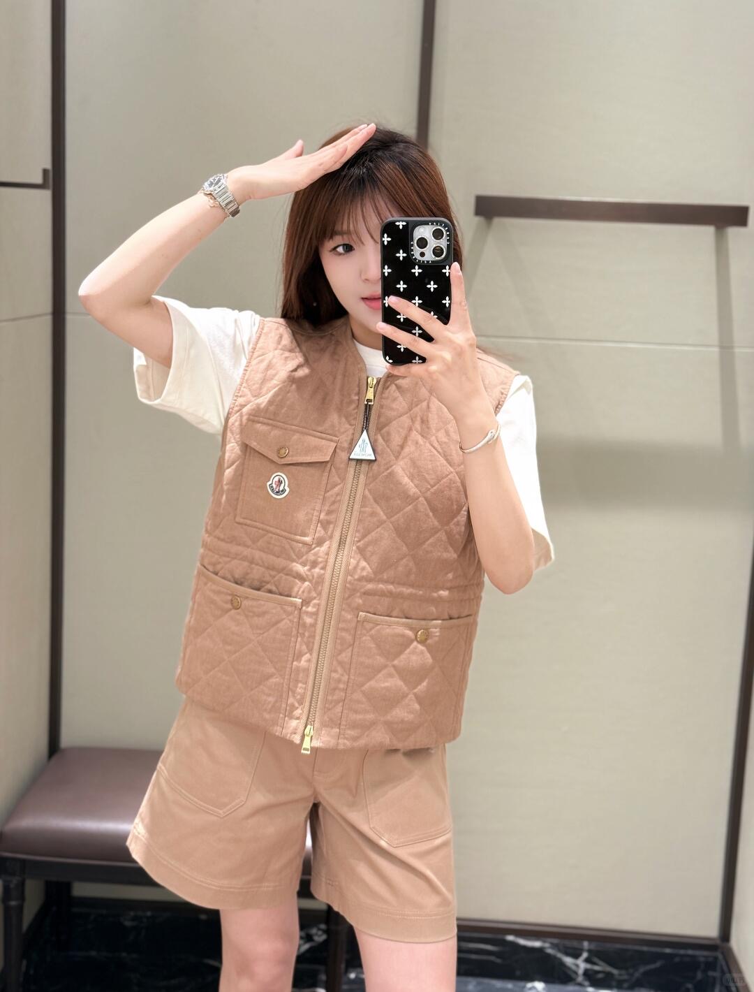 NO:449721,Moncl* 25FW early autumn new style diamond cotton jacket vest丨Exclusive high-end production!  Zippered vest style, diamond embossed throughout, multi-pocket hand warmer to increase capacity, rich and practical design, iconic logo patch on the chest, highlighting the low-key and high-end feel, drawstring on the inner waist adjusts the curve, easy to put on and take off, exquisite logo embellishes the inside, details can successfully get rid of dullness, integrating warmth and fashionable, S/M/L on sale in stock,,alexander wang19860909Moncl* 25FW早秋新款 菱格棉服马甲丨独家高版出品！拉链开襟马甲版型 通体采用菱格压纹 多处口袋暖手增大容量 设计丰富实用 胸口标志性徽标贴布点缀 彰显低调高级感 内侧腰间抽绳调节曲线松紧 便于穿脱 精致徽标装点内侧 细节就能成功摆脱沉闷 集保暖与时髦一体 现货发售S/M/L,,alexander wang,Women's clothing