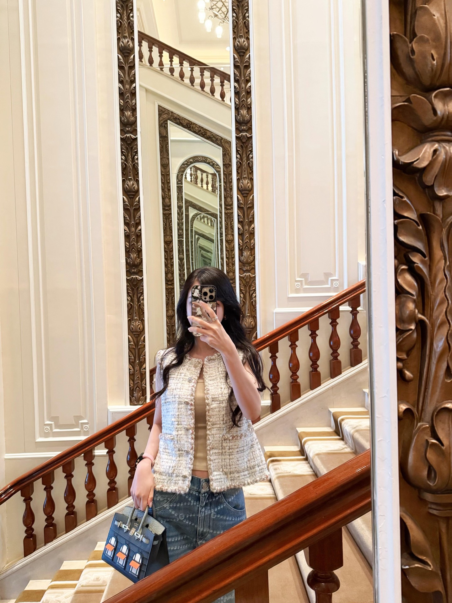 NO:449785,Chane* 25A high-end handicraft workshop series new style, noble tweed vest丨Exclusive yb development!  High-end production!  The classic texture is never out of date. This vest uses yarns of various colors to create delicate plaids, with a high-end filter. The texture is excellent, crisp and stylish to enhance temperament, and the mulberry silk is lined with high quality. Soft, silky and shiny. This piece is super exquisite. The shiny gold wire embellishment of the clothes. Unique gold buttons. The upper body is very noble. The style is high-end. S/M/L, chanel, alexander wang.19860909Chane* 25A高级手工坊系列新款 贵气感粗花呢马甲丨独家yb开发！高版出品！经典永不过时的质感这马甲,采用多种色调的纱线交织出细腻格纹,自带高级感滤镜 质感超棒,挺括有型提升气质,内衬桑蚕丝 高品质 柔软丝滑有光泽 这件的编织超级精致 衣身闪闪的金丝点缀 独特的金色纽扣 上身贵气感十足 版型高级 现货发售S/M/L,,chanel,alexander wang,Women's clothing