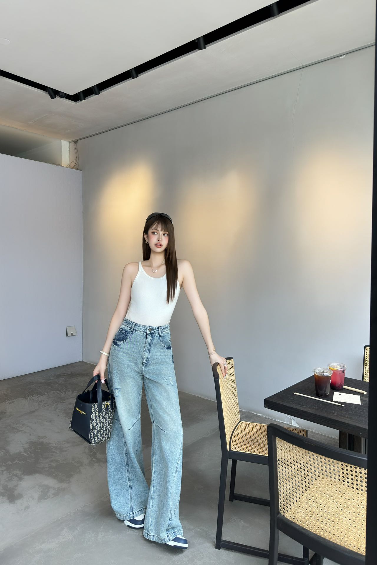 NO:450429,Dio* 25Ss Spring and Summer New Style Washing Old Ripped High-Waist Denim Trousers | Exclusive High-Performance!  The youthful and age-reducing feeling of light blue washing fabric. The old-fashioned washing process is fashionable and high-end, and cool and handsome. Customized logo five-star buckle. High-waisted and wide-slim trousers are showing their legs. Imported denim fabric is three-dimensional and stylish. A series of matching is easy to match and fashionable outfits. S/M/L, dior, alexander wang is available in stock.19860909Dio* 25Ss春夏新款 洗水作旧破洞高腰牛仔长裤丨独家高版出品！浅蓝色洗水面料的青春减龄感 分割剪栽 作旧磨破洗水工艺上身时髦高级 又酷帅 定制logo五星扣 高腰微阔裤腿尽显腿长 进口牛仔面料立体有型 一系列搭配轻松拿捏时髦穿搭 现货发售S/M/L,,dior,alexander wang,Women's clothing