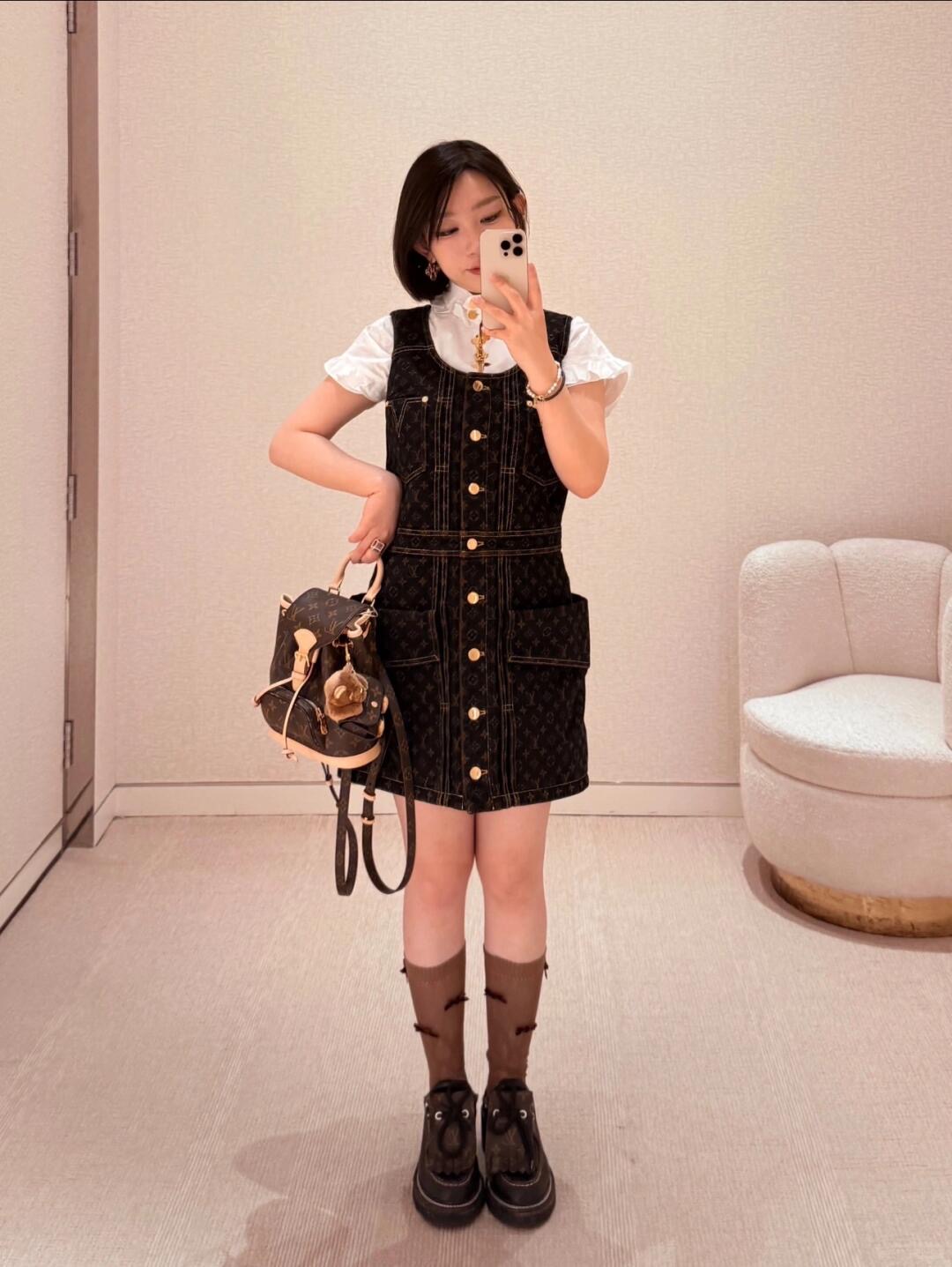 NO:450437,Louis Vuitt*n 25Ss spring and summer new MONOGRAM jacquard logo denim front vest dress | Exclusive yb development!  High-end production!  Laser printed enzyme washing tannin denim fabric, exaggerated side bags to express the style of workwear, versatile and not picky about people, making the upper body look slimming!  Highly recommend casual sweet and cool temperament items. Customized hardware accessories. S/M/L., louis vuitton, skirts, alexander wang.19860909Louis Vuitt*n 25Ss春夏新款 MONOGRAM提花logo牛仔前襟背心连衣裙丨独家yb开发！高版出品！激光印花酵素洗水丹宁牛仔面料,夸张侧袋致意工装风范,百搭不挑人上身巨显瘦！强烈推荐休闲甜酷气质单品.定制五金配件.现货发售S/M/L,,louis vuitton,skirts,alexander wang,Women's clothing