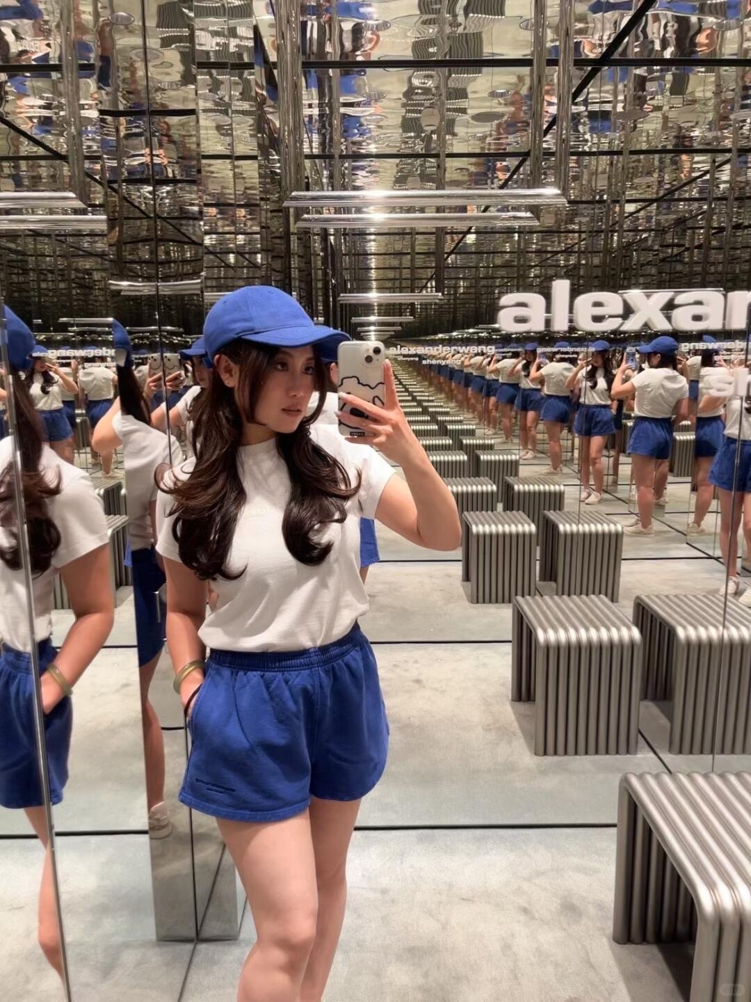 NO:451043,Alexander wang 25Fw early autumn new style women's logo wash-water old sports casual pants shorts | exclusive high-end production!  The shorts are so nice!  Not that super short one, very friendly~ and it makes you look slim and tall when worn, which is all due to the style!  The upper body has an American sporty girlish temperament!  You must buy a pair of shorts because it is so good that it is both color, fabric and style!  !  S/M/L, shorts, alexander wang19860909Alexander wang 25Fw早秋新款 女士徽标洗水做旧运动休闲裤短裤丨独家高版出品！短裤版型贼好！不是那种超短的哈 很友好～而且穿上显瘦显高 这都是版型的功劳！上身有美式运动少女气质！一定要入手一款短裤 因为无论是颜色还是面料还是版型都赢麻了！！现货发售S/M/L,,shorts,alexander wang,Women's clothing