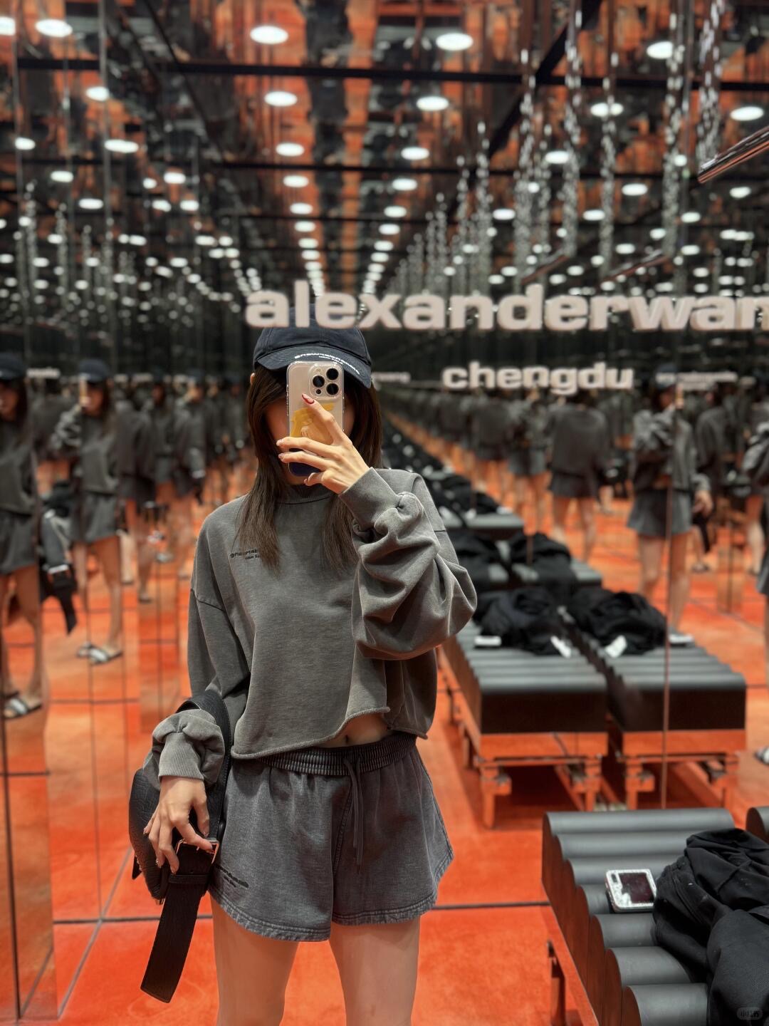 NO:451053,Alexander wang 25Fw early autumn new style women's logo wash-water old sports casual pants shorts | exclusive high-end production!  The shorts are so nice!  Not that super short one, very friendly~ and it makes you look slim and tall when worn, which is all due to the style!  The upper body has an American sporty girlish temperament!  You must buy a pair of shorts because it is so good that it is both color, fabric and style!  !  S/M/L, shorts, alexander wang19860909Alexander wang 25Fw早秋新款 女士徽标洗水做旧运动休闲裤短裤丨独家高版出品！短裤版型贼好！不是那种超短的哈 很友好～而且穿上显瘦显高 这都是版型的功劳！上身有美式运动少女气质！一定要入手一款短裤 因为无论是颜色还是面料还是版型都赢麻了！！现货发售S/M/L,,shorts,alexander wang,Women's clothing