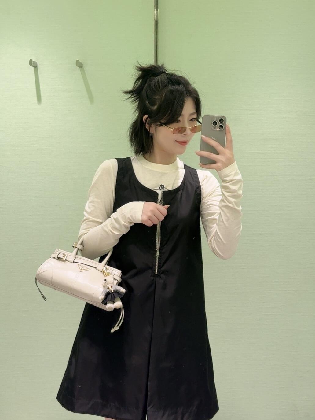 NO:451075,Prad* 25Ss Spring and Summer New Style Fried Street Sweet Cool Zipper Black Dress丨Exclusive YB Development!  High-end production!  The finishing touch is definitely the metal zipper on the chest!  Instantly pull the casual style to the sweet and cool style, the texture is full and the style is not as good as the style. The workmanship quality depends on the details. S/M/L is available in stock, prada, skirts, alexander wang19860909Prad* 25Ss春夏新款 炸街甜酷拉链黑色连衣裙丨独家yb开发！高版出品！ 点睛之笔绝对是胸前这条金属拉链！瞬间把休闲款拽向甜酷风,质感拉满还不撞款.做工品质看细节.现货发售S/M/L,,prada,skirts,alexander wang,Women's clothing