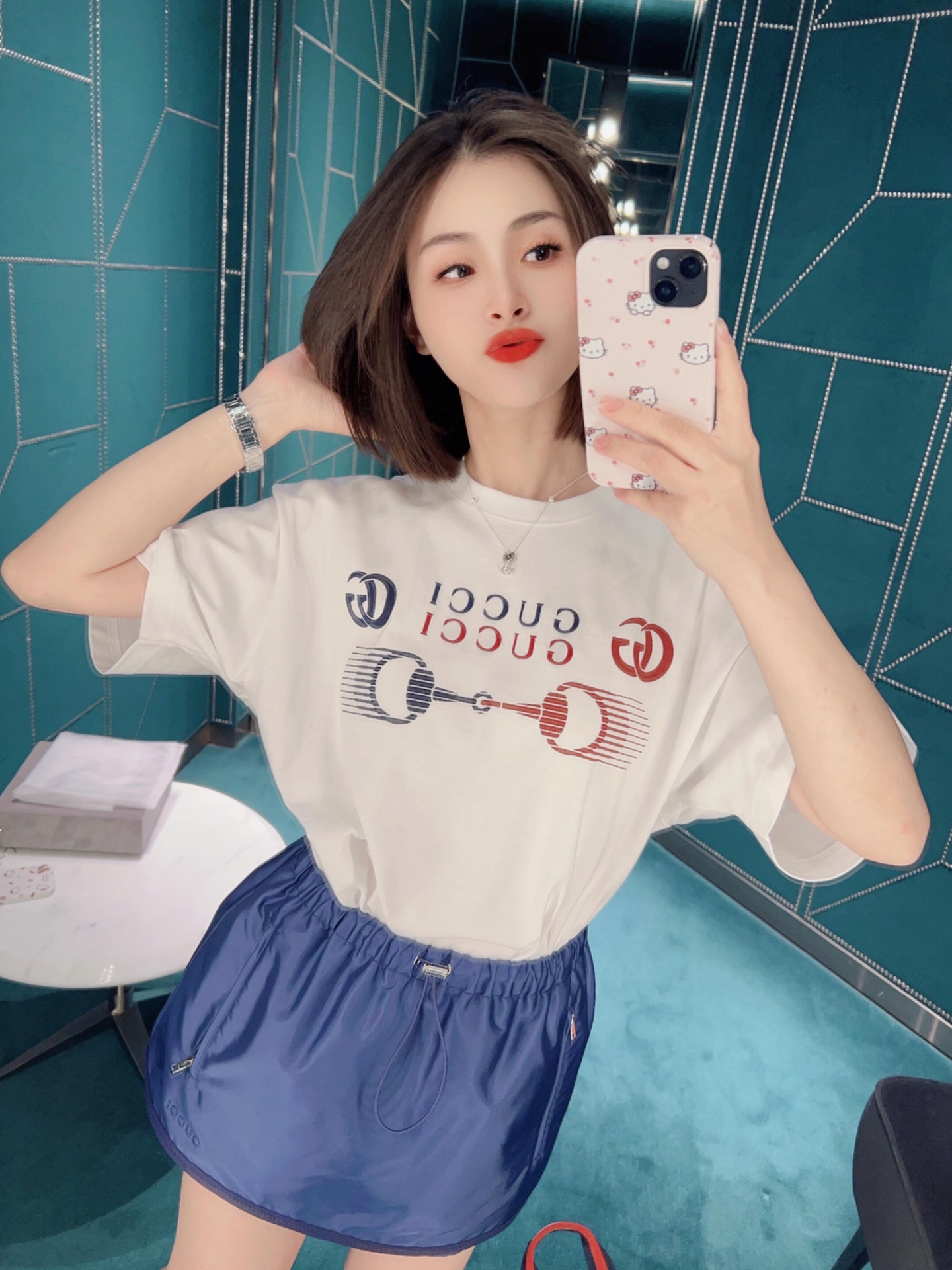 NO:451080,Gucc* 25Ss Spring and Summer New Model Horse Bit Printed Embroidered Round Neck Short Sleeve T-shirt | Exclusive yb development!  High-end production!  Weaving made of special-spun tight cotton yarn, the weaving process requires high demands, and it requires the use of advanced looms and high-quality raw materials, permeable flat screen printing, the printing paste is printed onto the fabric through flat screen, and then the permeability of the paste allows the dye to penetrate into the fibers of the fabric, thereby achieving the printing effect. Artificial hand-stitched woven labels, the same style for men and women. S/M/L, gucci, T-shirt,tees, t-shirt,alexander wang19860909Gucc* 25Ss春夏新款 马衔扣印花刺绣圆领短袖T恤丨独家yb开发！高版出品！采用特纺紧密棉纱线织造而成,织造工艺要求较高,需要使用先进的织机和高品质的原材料,渗透水性平网印花制作,印花浆料通过平网版印刷到织物上,然后利用浆料的渗透性使染料渗透到织物的纤维中,从而实现印花效果,人工手缝织唛,男女同款 现货发售S/M/L,,gucci,T-shirt,tees，t-shirt,alexander wang,Women's clothing