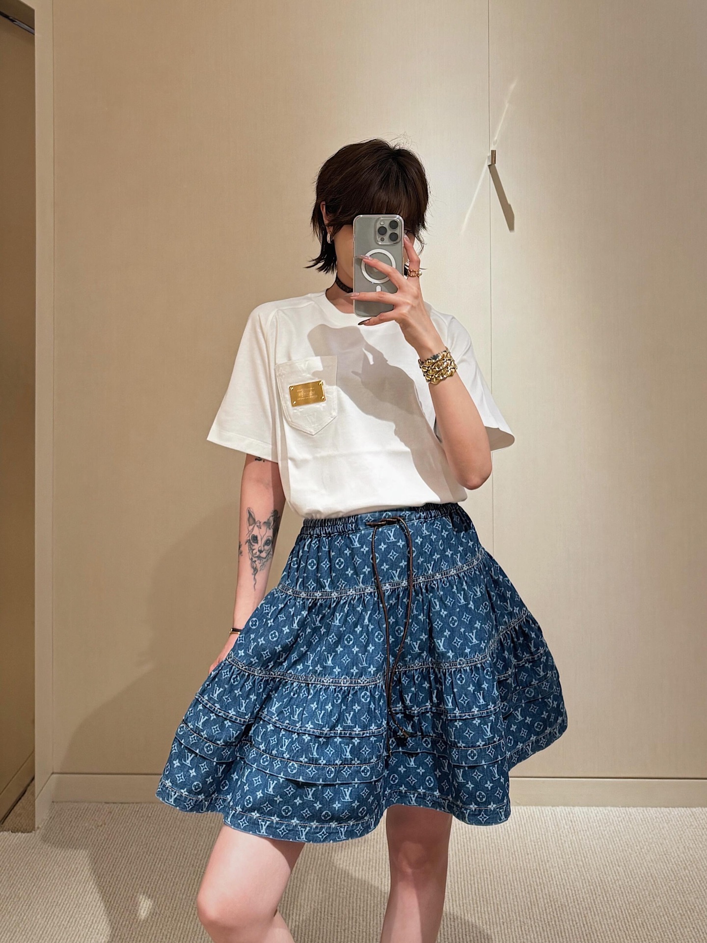 NO:451095,Louis Vuitto* 25Ss Spring and Summer New Style Metal Letter Signature Round Neck Short Sleeve T-shirt | Exclusive yb development!  High-end production!  This T-shirt is made of soft and breathable cotton knitted for casual silhouettes and ribbed round necks, making it a comfortable and daily choice. The breast patch pockets are decorated with custom metal nameplate workmanship quality depends on the details. S/M/L is available in stock, louis vuitton, T-shirt,tees, t-shirt,alexander wang19860909Louis Vuitto* 25Ss春夏新款 金属字母标牌圆领短袖T恤丨独家yb开发！高版出品！本款T恤取材柔软透气的棉质针织为休闲廓形搭配罗纹圆领,成就舒适日常佳选.胸前贴袋点缀定制金属铭牌做工品质看细节.现货发售S/M/L,,louis vuitton,T-shirt,tees，t-shirt,alexander wang,Women's clothing