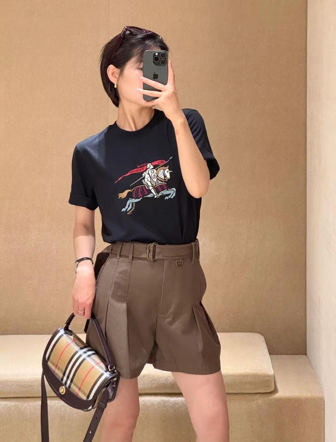 NO:451116,Burber*y 25Ss spring and summer new style war horse knight embroidered round neck short-sleeved T-shirt丨Exclusive yb development!  High-end production!  The horse knight's embroidery craftsmanship is beautiful and refreshing. It is a short-sleeved T-style model that makes photos on the street!  Full of fashion sense!  The details are exquisitely made, classic and attractive, and they make people want to have it at first glance!  The classic round neck design is simple and easy to wear, and it attracts a lot of attention when walking on the street!  Youthful and energetic feeling is easy to wear and feel on the street. S/M/L, burberry, T-shirt, tees, t-shirt, alexander wang19860909Burber*y 25Ss春夏新款 战马骑士刺绣圆领短袖T恤丨独家yb开发！高版出品！战马骑士刺绣工艺唯美清爽 出街拍照非常出片的一款短袖T！时髦感十足！细节做工精致 经典又耐看让人一看就想拥有！经典的圆领设计简洁好穿 走在街上吸睛度满分！青春又活力的感觉轻松穿出街头感现货发售S/M/L,,burberry,T-shirt,tees，t-shirt,alexander wang,Women's clothing