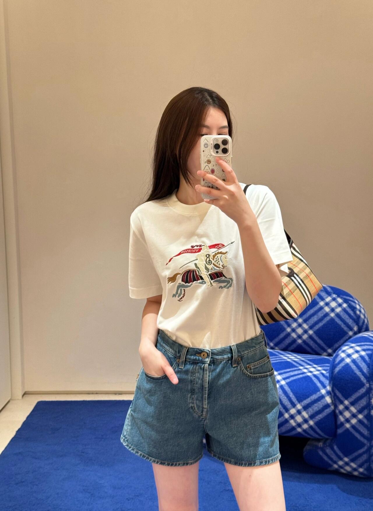 NO:451124,Burber*y 25Ss spring and summer new style war horse knight embroidered round neck short-sleeved T-shirt丨Exclusive yb development!  High-end production!  The horse knight's embroidery craftsmanship is beautiful and refreshing. It is a short-sleeved T-style model that makes photos on the street!  Full of fashion sense!  The details are exquisitely made, classic and attractive, and they make people want to have it at first glance!  The classic round neck design is simple and easy to wear, and it attracts a lot of attention when walking on the street!  Youthful and energetic feeling is easy to wear and feel on the street. S/M/L, burberry, T-shirt, tees, t-shirt, alexander wang19860909Burber*y 25Ss春夏新款 战马骑士刺绣圆领短袖T恤丨独家yb开发！高版出品！战马骑士刺绣工艺唯美清爽 出街拍照非常出片的一款短袖T！时髦感十足！细节做工精致 经典又耐看让人一看就想拥有！经典的圆领设计简洁好穿 走在街上吸睛度满分！青春又活力的感觉轻松穿出街头感现货发售S/M/L,,burberry,T-shirt,tees，t-shirt,alexander wang,Women's clothing