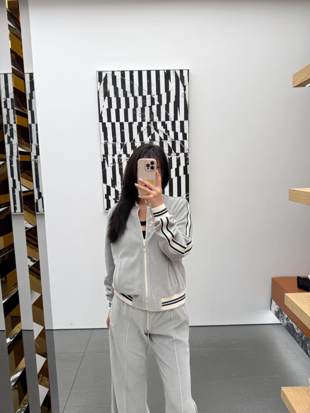 NO:452140,Celin*25Fw early autumn new style, micro-label embroidered zipper jacket + trouser suit丨Exclusive yb development!  High-end production!  Velvet cotton material, textured and glossy, vertical high-end regular baseball jacket The zipper is decorated with Arc de Triomphe logo buckle, full of details The hem of the sleeves and the outside of the trouser legs are decorated with black and white striped webbing, large body light floral gray collision, logo embellishes the chest, highlighting the brand tone, matched with wide-leg straight trousers in the same series, stylish, simple and fashionable, easy to control every day of commuting, S/M/L,,celine, jackets & coats,alexander wang19860909Celin*25Fw早秋新款 微标刺绣拉链外套+长裤套装丨独家yb开发！高版出品！丝绒棉材质 质感光泽 垂顺高级 常规棒球外套 拉链以凯旋门徽标扣装饰 细节满满 衣袖下摆和裤腿外侧以黑白条纹织带装饰 大身浅花灰色碰撞 徽标点缀胸前 彰显品牌调性 搭配同系列阔腿直筒长裤 穿搭有型 简约不失时尚感 日常通勤都能轻松驾驭 现货发售S/M/L,,celine,jackets & coats,alexander wang,Women's clothing