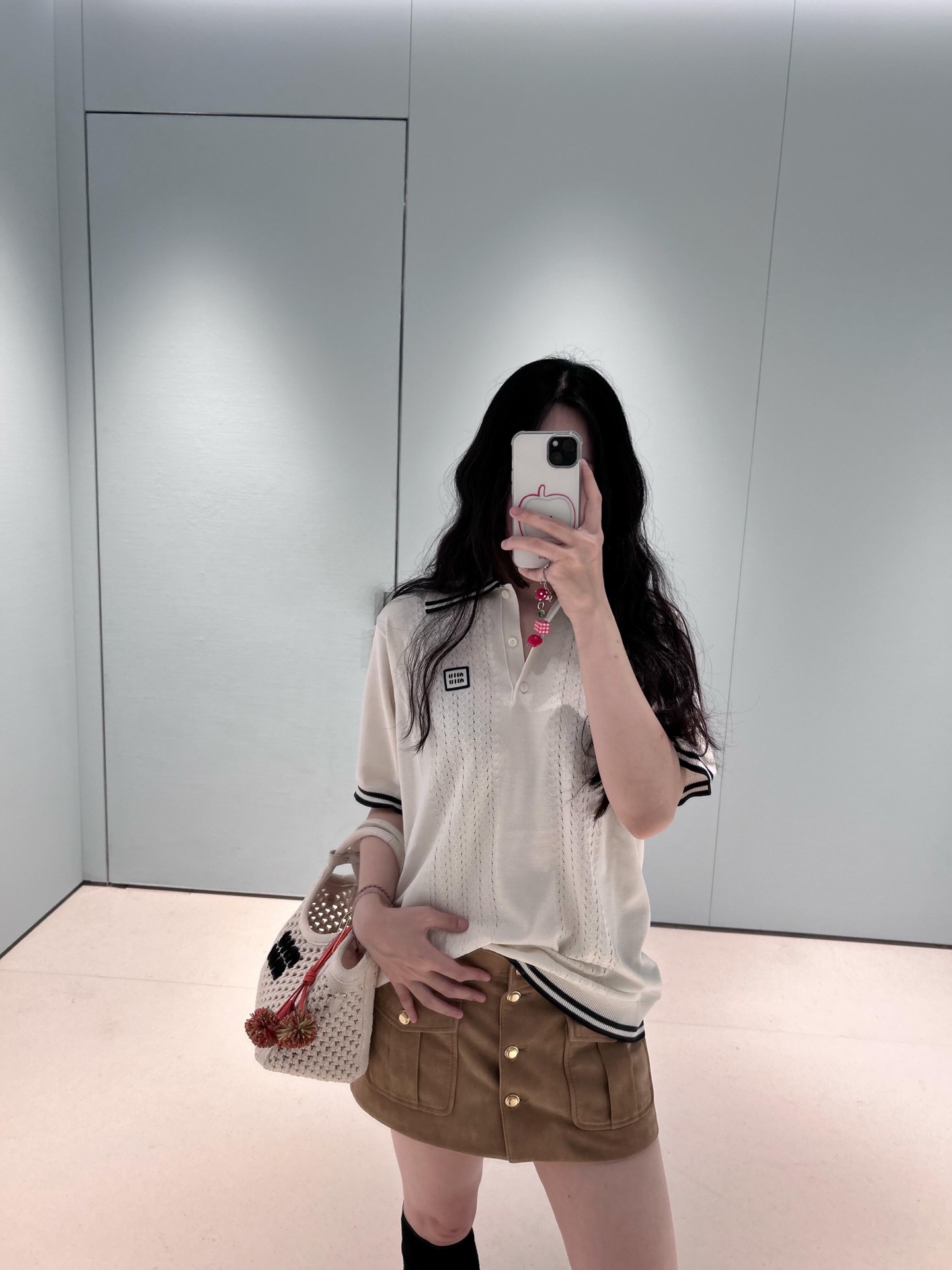 NO:452149,Miumi* 25Fw early autumn new style, letter patch polo collar long sweater丨Exclusive yb development!  High-end production!  The same style as men and women, without too many complicated designs, it still has the effect of modifying the body. The elegant white temperament is very eye-catching, and it is full of summer healing power. It has some casual attributes, but when paired with formal style trousers, the style becomes a 'workplace fashion icon', which is very aura!  S/M/L, miumiu, alexander wang19860909Miumi* 25Fw早秋新款 字母贴布polo领长款针织衫丨独家yb开发！高版出品！男女同款 没有过多繁杂设计,依旧起到了修饰身形的效果.气质优雅白十分吸睛,穿出满满夏日治愈力.本身自带一些休闲属性,但是跟偏正式风格的西裤搭配在一起,画风就变成了“职场时尚icon”,很有气场！现货发售S/M/L,,miumiu,alexander wang,Women's clothing