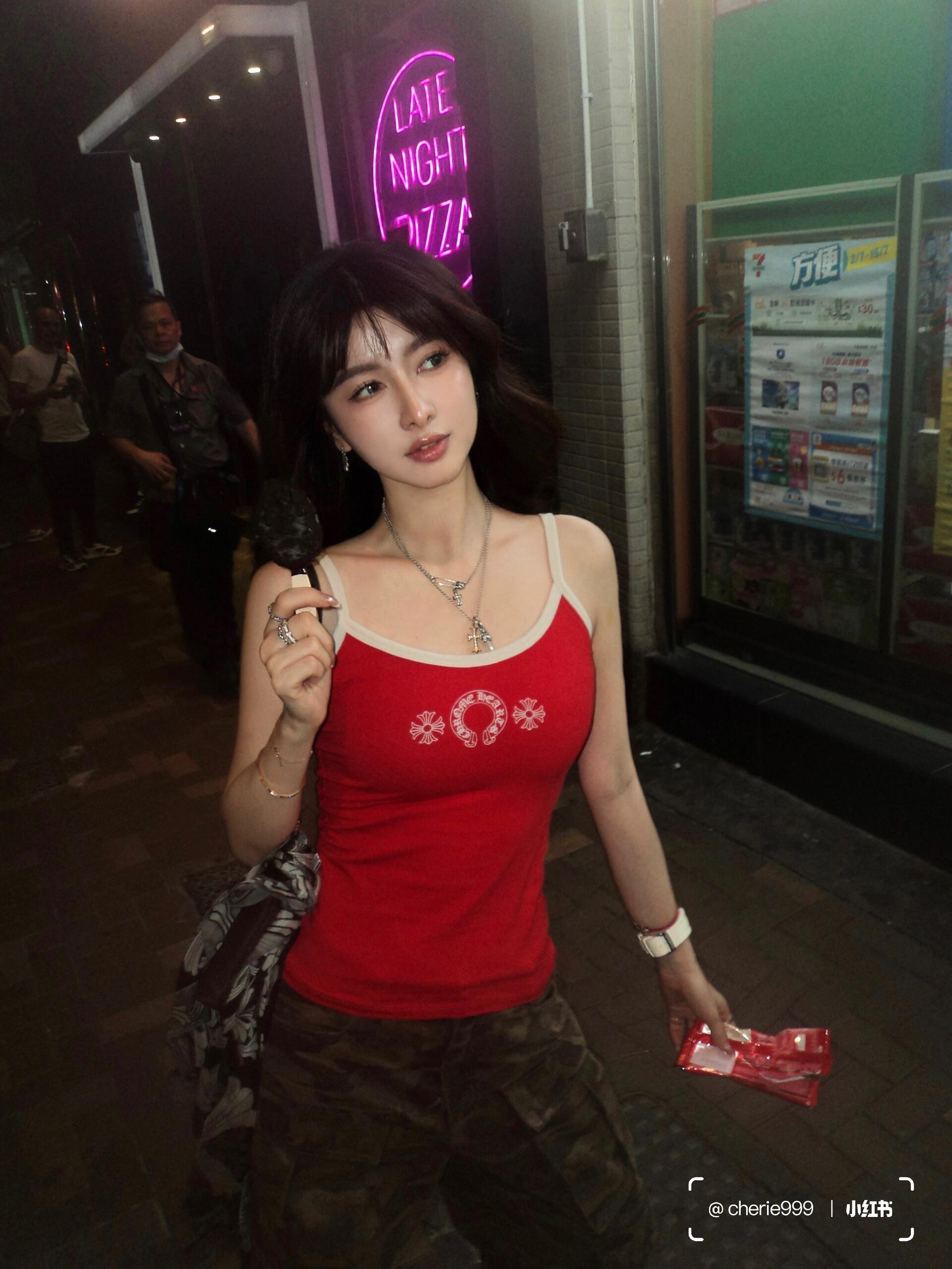 NO:452181,Chrome Hearts 25Ss spring and summer new style, cute color outfit, reel horseshoe label suspender vest丨Exclusive high-end production!  The color of fixed dyeing is matched with pure cotton fabric, which is versatile and comfortable. The color matching is so amazing. The bright red and yellow color makes it look white and age-reducing. The white and green are also very fresh. A fashionable hot girl wearing it alone. The inner matching is even more eye-catching. It looks so beautiful!  S/M/L, chrome hearts, alexander wang19860909Chrome Hearts 25Ss春夏新款 色彩穿搭可可爱爱 卷轴马蹄标吊带背心丨独家高版出品！定染的颜色搭配纯棉面料 百搭超绝舒适感 配色太绝了 红色黄色亮色显白又减龄 白色搭配绿色也非常清新 单穿时髦辣妹 内搭更是吸睛 太好看啦！现货发售S/M/L,,chrome hearts,alexander wang,Women's clothing