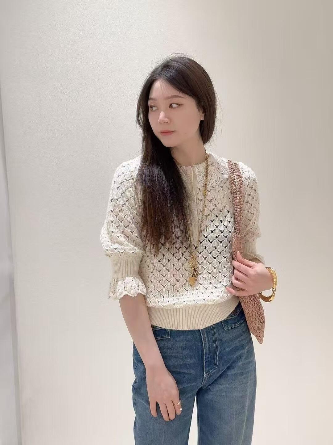 NO:452880,Chlo* 25Ss spring and summer new style, three-dimensional crochet doll collar hollow knitted top丨Exclusive yb development!  High-end production!  Super gentle temperament, milky apricot color, a must-have for vacation!  The embroidery of the plate thread, the empty sunflower water-soluble imported yarn, the Swiss weaving process creates a low-key and luxurious sense of high-end!  The classic H-style embroidered doll collar design is beautiful on the upper body!  Imported pure cotton yarn heavy industry is luxurious, mysterious and noble!  The temperament is casual and elegant. The classic is not picky and the upper body looks slim. S/M/L is available in stock, chloe, alexander wang19860909Chlo* 25Ss春夏新款 立体钩花娃娃领镂空针织小上衣丨独家yb开发！高版出品！超级温柔的气质奶杏色,度假必备！盘线刺绣缕空太阳花水溶进口纱线瑞士机织工艺打造低调奢华的高级感！经典H版型不挑人刺绣娃娃领设计上身绝美！进口纯棉纱线重工奢华神秘又高贵！气质随性优雅.经典不挑人上身超显瘦,现货发售S/M/L,,chloe,alexander wang,Women's clothing