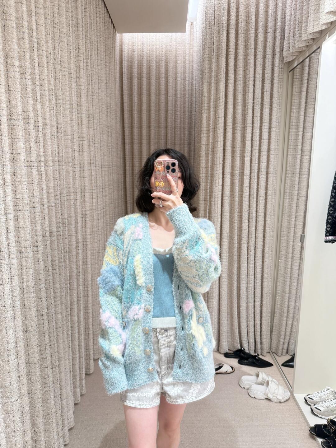 NO:452869,Chane* 25A high-end handicraft workshop series new feather color-blocking floral V-neck knitted cardigan | Exclusive yb development!  High-end production!  Positioning color matching custom special yarn contrasting color edges to reduce age-reducing temperament girlish style retro and fashionable!  Custom painted flower metal buckles are super beautiful!  Original custom hardware buckle accessories, classic versatile styles are good no matter how you match them. S/M/L is available in stock, chanel, alexander wang19860909Chane* 25A高级手工坊系列新款 羽饰拼色花卉V领针织开衫丨独家yb开发！高版出品！定位配色定制特种纱线撞色包边减龄气质少女风复古又时髦！定制烤漆花朵金属扣超美！原版定制五金扣配件,经典百搭版型不挑人怎么搭都好看.现货发售S/M/L,,chanel,alexander wang,Women's clothing