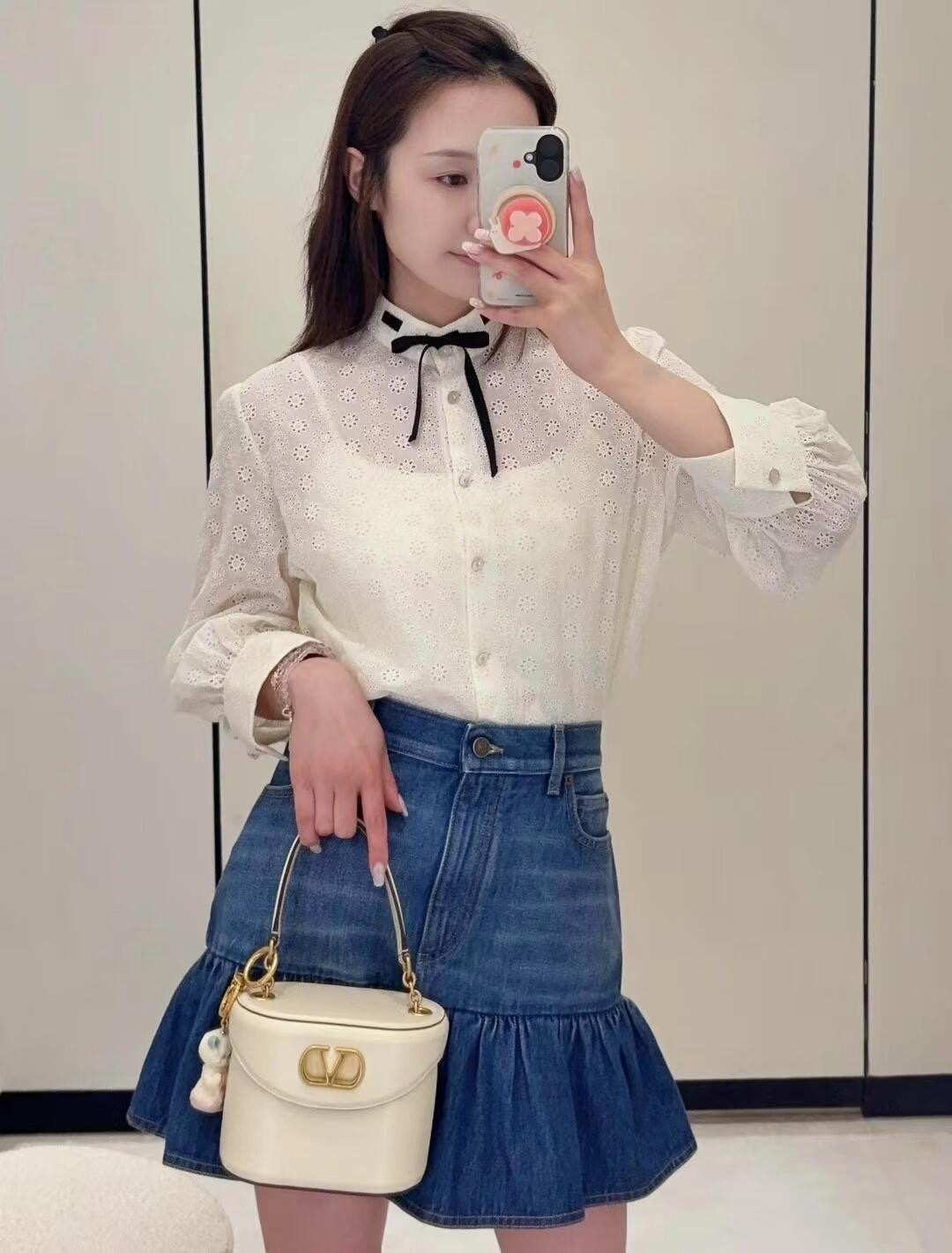 NO:452834,Valentin* 25Fw early autumn new French romantic daisy embroidered round neck shirt丨Exclusive yb development!  High-end production!  Pure cotton hollow embroidered fabric!  Drawstring ribbon bow tie necklace, retro and sweet style, so beautiful that I have no friends!  The dot-drilled Fritillaria buckle is decorated with an elegant and gorgeous feeling!  A rich and beautiful woman must come in!  The quality of workmanship depends on the details!  S/M/L, valentino,shirts,alexander wang19860909Valentin* 25Fw早秋新款 法式浪漫雏菊刺绣圆领衬衫丨独家yb开发！高版出品！纯棉镂空绣花面料！抽绳缎带蝴蝶结系领,复古甜美风气质上身美到没朋友！点钻贝母扣点缀自带优雅华丽感！白富美必入！做工品质看细节！现货发售S/M/L,,valentino,shirts,alexander wang,Women's clothing