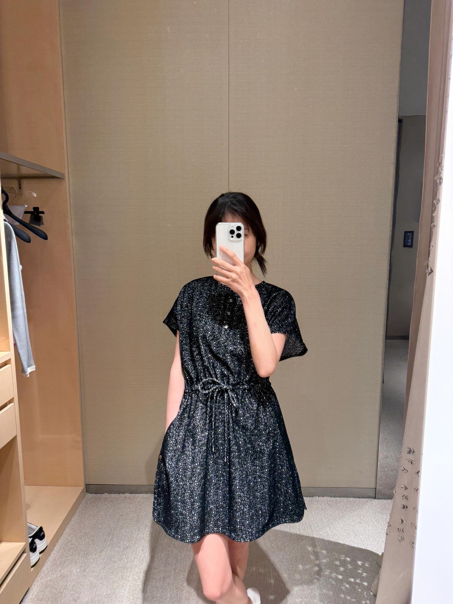 NO:453740,Chane* 25Mcoco beach series new style dark flower thin vest skirt | Exclusive yb development!  High-end production!  The elastic waistband design is very friendly to the body tolerance~ custom imported material, soft and glutinous texture, and the upper body is not tied at all!  The Dly chest is embellished with the diamond buttons of the coco beach series, which is full of highlights!  A must-have artifact for exquisite girls!  S/M/L, Chanel, skirts, alexander wang19860909Chane* 25Mcoco beach系列新款 暗花薄呢背心裙丨独家yb开发！高版出品！松紧收腰绑带设计对身材包容度非常友好～定制进口材质,质感柔软软糯,上身完全不扎！可Dly 胸口以coco beach系列的钻扣做点缀,穿搭亮点十足！精致女生必备神器！现货发售S/M/L,,chanel,skirts,alexander wang,Women's clothing