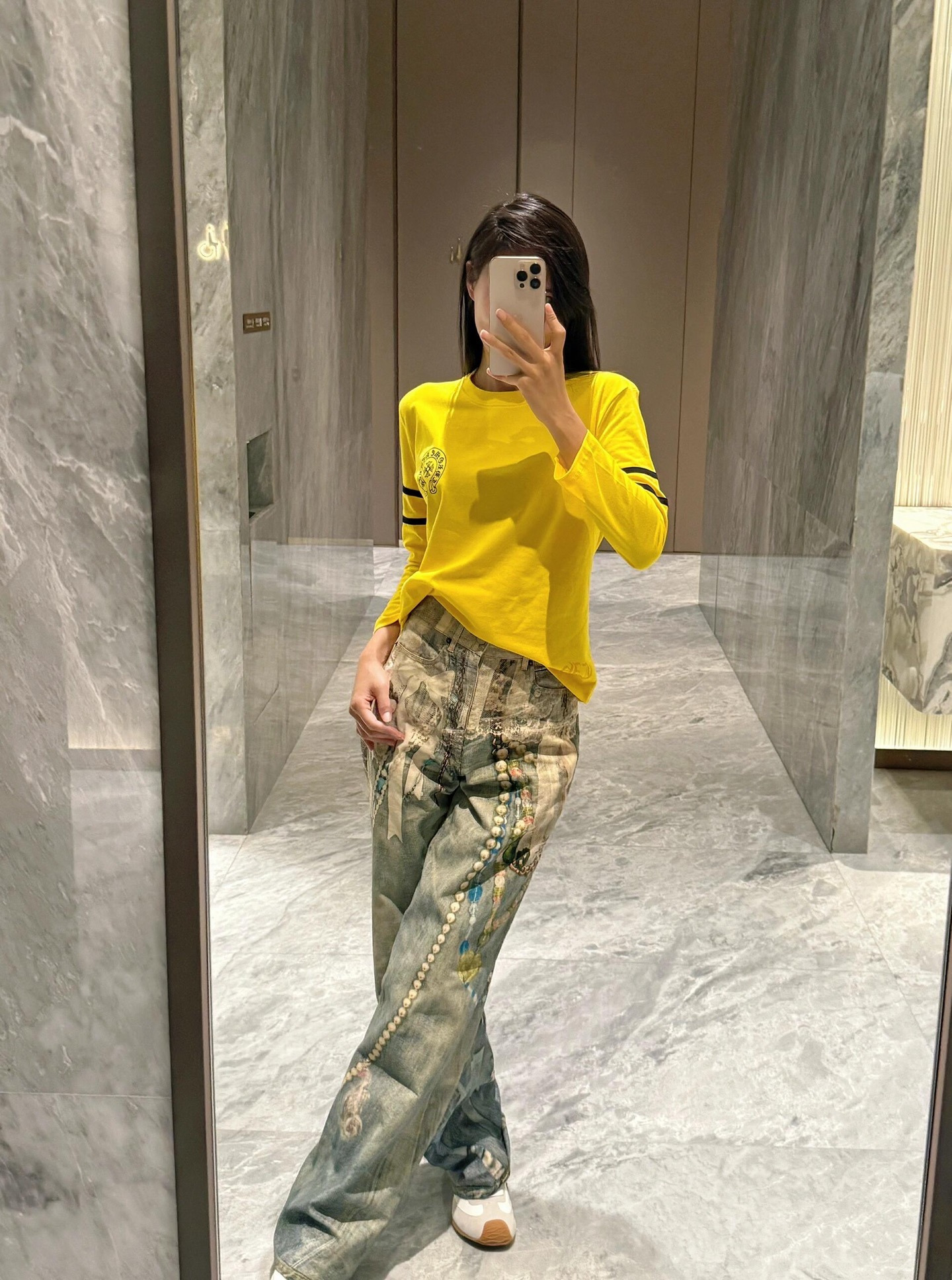 NO:453768,Chrome He*rts 25Ss Spring and Summer New Style Scroll Horseshoe Mark Long Sleeve T-shirt丨Exclusive High-end Production!  The color of fixed dyeing is matched with pure cotton fabric. It is versatile and comfortable. The color matching is so amazing. The bright red and yellow color makes it look white and age-reducing. The white and green are also very fresh. The 33 jersey design on the back is so fashionable, casual and versatile. The classic loose style. Os wear method. Super versatile. Easy and casual and slimming. The autumn and winter inner wear is also very good. The daily outfit of fashionable hot girls is so beautiful. S/M/L is available in stock, chrome hearts, tees, t-shirt, alexander wang19860909Chrome He*rts 25Ss春夏新款 卷轴马蹄标长袖T恤丨独家高版出品！定染的颜色搭配纯棉面料 百搭超绝舒适感 配色太绝了 红色黄色亮色显白又减龄 白色搭配绿色也非常清新 背面33号球衣设计太时髦啦休闲百搭 经典宽松版型哦 os穿法 超级百搭 轻松休闲显瘦 秋冬日内搭也很赞时髦辣妹的日常穿搭 太好看啦 现货发售S/M/L,,chrome hearts,tees，t-shirt,alexander wang,Women's clothing