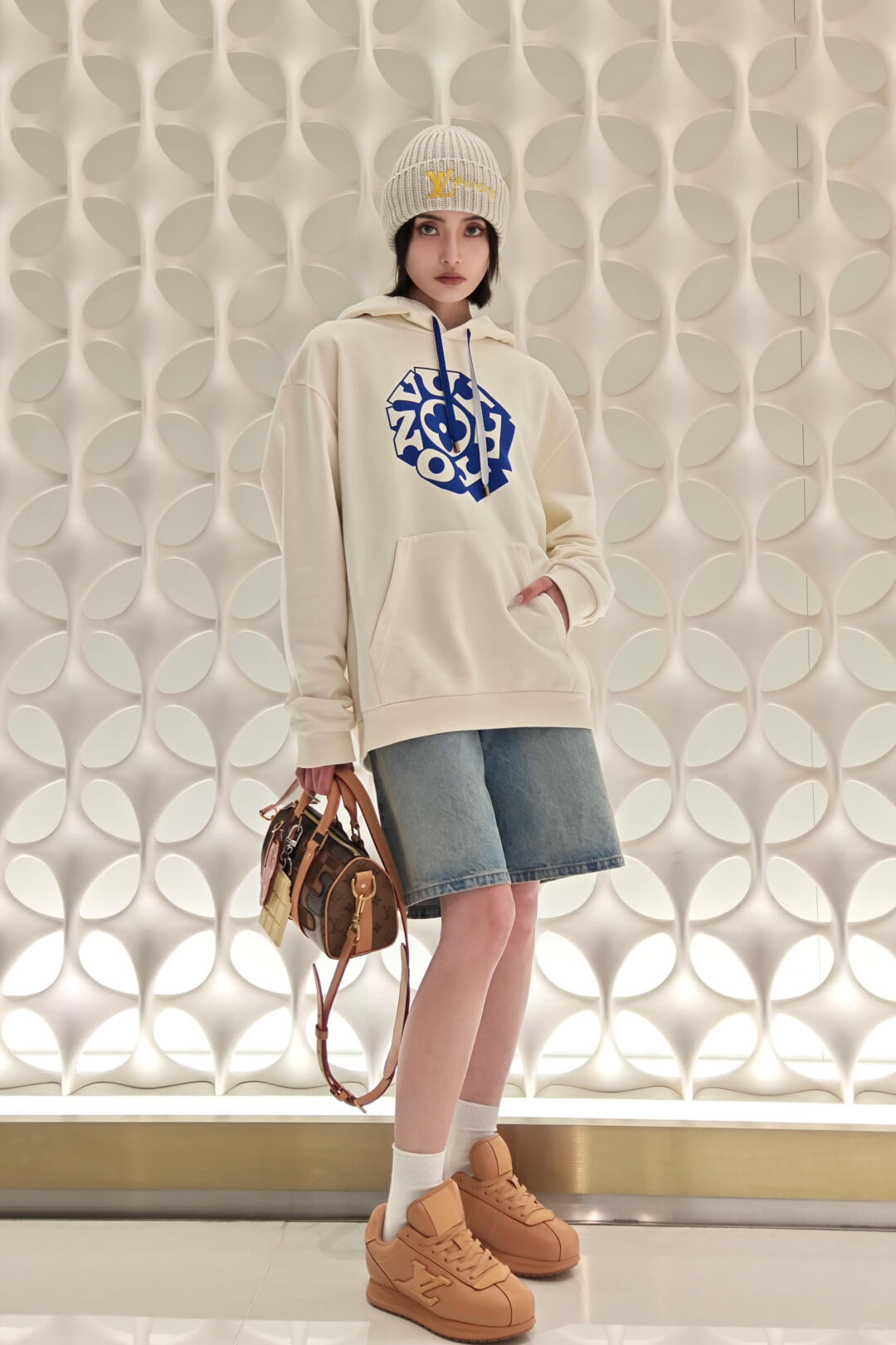 NO:454588,Louis Vuitto*25Fw early autumn new style, flower pattern printed blue rope hooded sweatshirt丨Exclusive high-end production!  Same style for men and women, loose style, clean and neat tailoring, hard hooded hooded, online details, simple design without losing the sense of fashion, with the effect of adjusting body proportions, fashionable and advanced, showing the style of INS bloggers!  Be casual and handsome, hurry up and act!  S/M/L, louis vuitton, hoodie, sweatshirts, hats, alexander wang19860909Louis Vuitto*25Fw早秋新款 花朵图案印花蓝色绳带连帽卫衣丨独家高版出品！男女同款 宽松版型 干净利落的剪裁 硬挺的连帽帽型 细节在线 设计简约又不失时髦感 自带调节身材比例的功效 时髦高级 尽显INS博主风！随性又帅气赶快行动起来吧！现货发售S/M/L,,louis vuitton,hoodie,sweatshirts,hats,alexander wang,Women's clothing