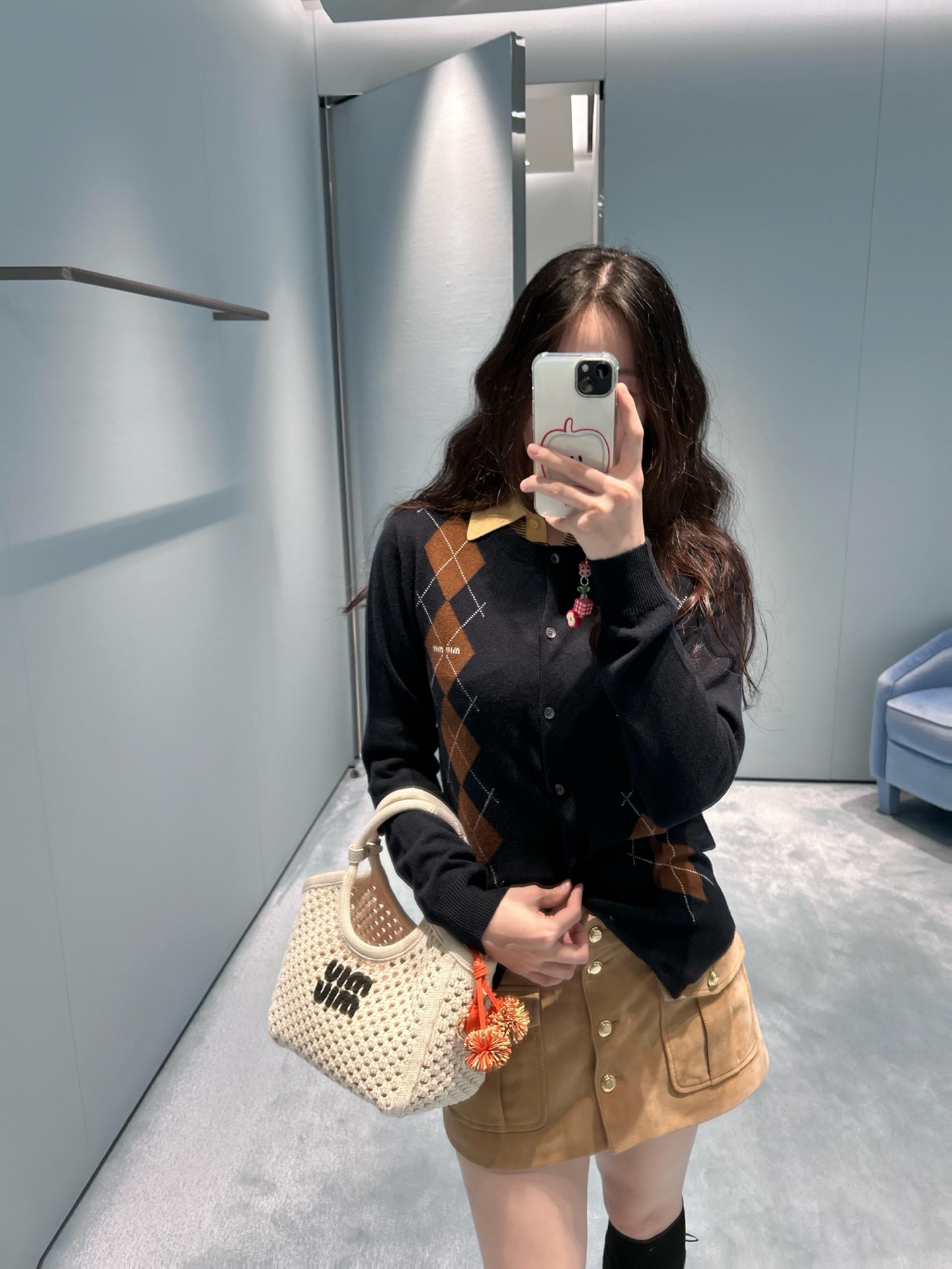 NO:455289,Mium*u 25Fw early autumn new style contrasting diamond cashmere knitted cardigan丨Exclusive yb development!  High-end production!  Round neck fitting cardigan style, 1:1 mold-on-color shell round buckle opening and closing difference market low version upper body is fresh and gentle, it looks good when worn alone or layered, and it can easily wear it with shorts or skirts to create a sweet and retro girly feeling. S/M/L on sale in stock, miumiu, skirts, shorts, alexander wang19860909Mium*u 25Fw早秋新款 撞色菱格羊绒针织开衫丨独家yb开发！高版出品！圆领合身开襟衫版型,1:1开模对色贝壳圆扣开合区别市场低版上身清新温柔,单穿或者叠穿都好看,搭配短裤或者半裙轻松穿出乖甜复古少女感 现货发售S/M/L,,miumiu,skirts,shorts,alexander wang,Women's clothing