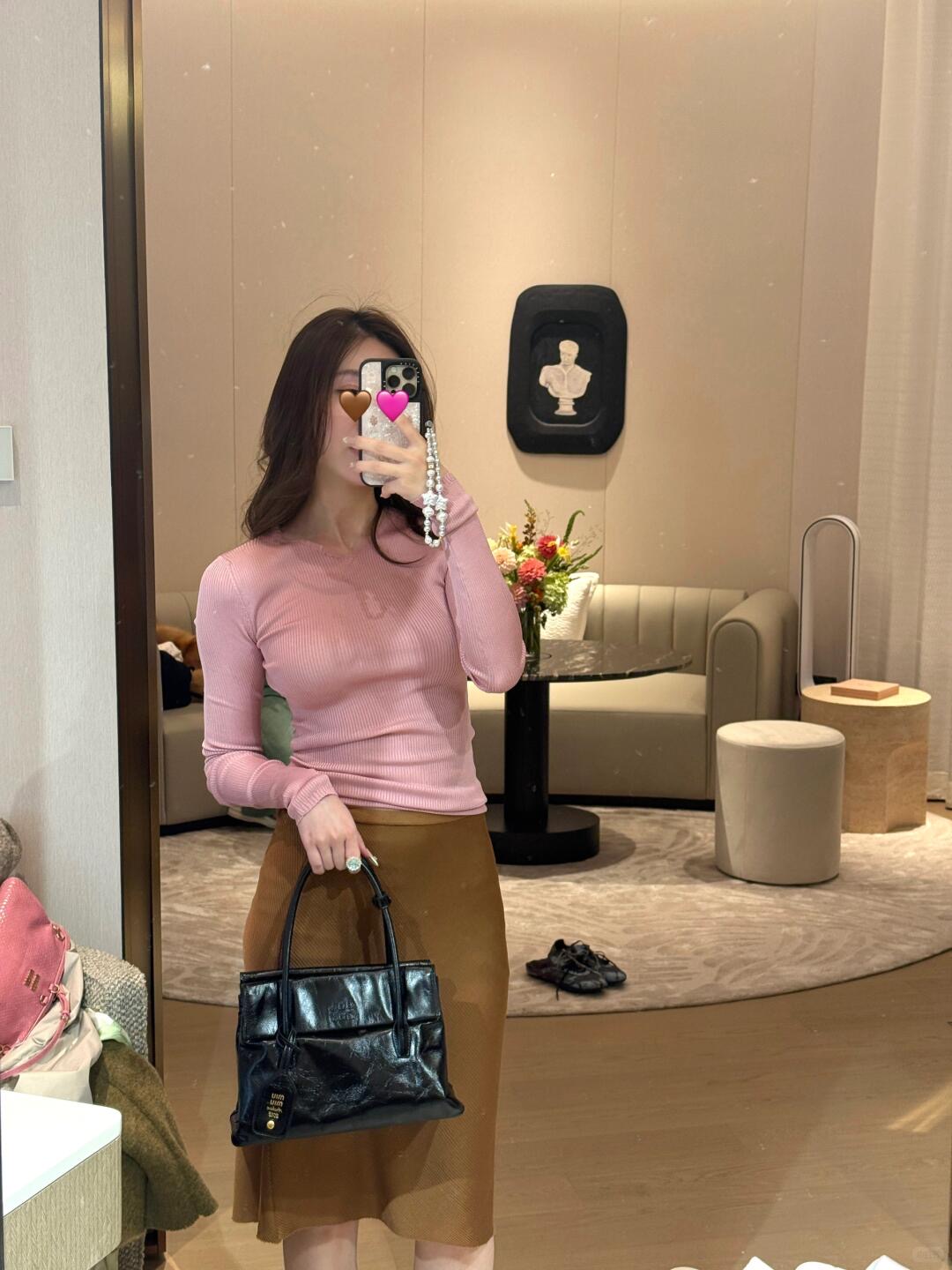 NO:455285,Miumi* 25FW autumn and winter ordering new model, minimalist V-neck wool base top丨Exclusive high-end production!  Baby-grade skin-friendly. Those who know the goods come!  The soft and glutinous feel is unique and the fuzzy and skin-friendly effect is invincible!  Classic V-neck design is minimalist and luxurious!  The classic style is versatile and slim and not picky!  Create a high-end feel of Italian style and elegant. Perfect quality depends on details. S/M/L on sale in stock, miumiu, alexander wang19860909Miumi* 25FW秋冬订货会新款 极简V领羊毛打底上衣丨独家高版出品！绵羊毛Baby级亲肤.懂货的来！软软糯糯的手感特殊的绒毛朦胧亲肤效果无敌！经典V领设计极简奢华！经典版型百搭显瘦不挑人！随性大方打造意式优雅的高级感.完美品质看细节. 现货发售S/M/L,,miumiu,alexander wang,Women's clothing