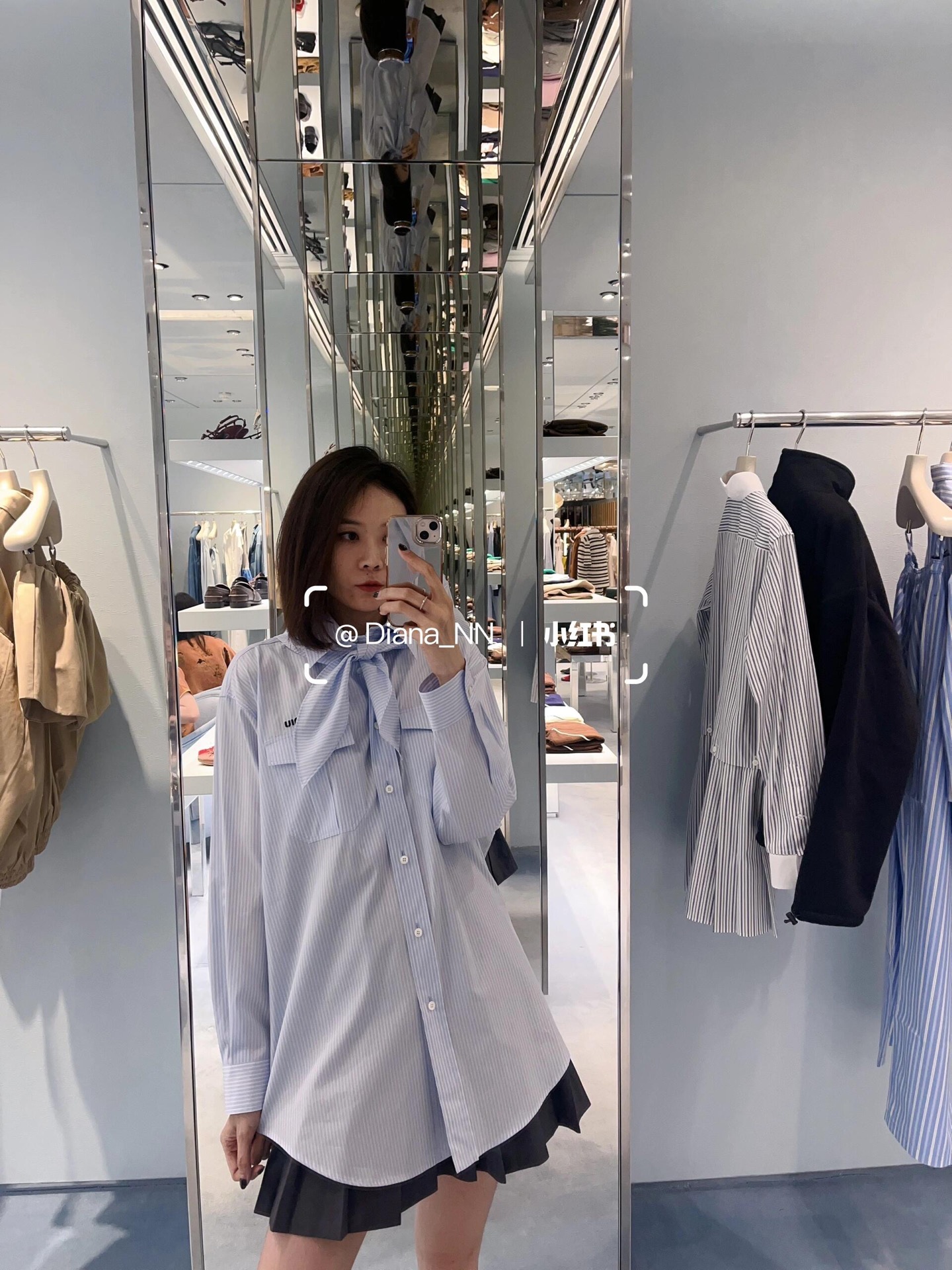 NO:457282,Miumi* 25s autumn and winter new style Boy Scout Scarf Bow Tie Shirt | Exclusive yb development!  High-end production!  A must-have artifact for fashionable top students to reduce their age!  The cute girlish bow tie can also be removed as a headscarf!  Double pocket design can be sweet and salty, and has aging-reducing product!  The classic style is versatile and not picky!  Customized woven striped imported pure cotton shirt fabric!  Workmanship quality depends on the details. S/M/L is available in stock, miumiu,shirts,alexander wang19860909Miumi* 25s秋冬新款 童子军围巾领结衬衫丨独家yb开发！高版出品！时髦尖子生减龄必备神器！可爱少女风领结也可拆卸当头巾！双口袋设计可甜可盐气质减龄单品！经典版型百搭不挑人！定制色织条纹进口纯棉衬衫面料！做工品质看细节.现货发售S/M/L,,miumiu,shirts,alexander wang,Women's clothing