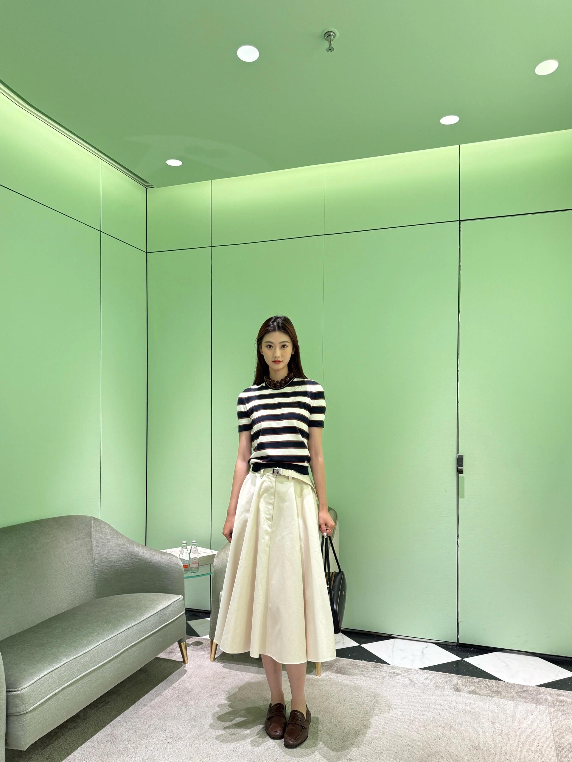 NO:455891,Prad* 25Fw early autumn new style belt waist-hugging casual umbrella skirt | Exclusive yb development!  High-end production!  The light and breathable canvas shirt material is made of a classic triangle logo pattern in summer, showing the brand's high-end temperament. The overall style is super invincible and slimming and elevating. This year's creamy outfit is really crazy!  Wearing in summer is not dull, and the waist-hugging style is an excellent modification of the waistline ratio~ S/M/L, prada, skirts, shirts, alexander wang19860909Prad* 25Fw早秋新款 腰带收腰休闲伞裙丨独家yb开发！高版出品！轻薄透气的帆布衬衫材质,夏天穿不沉闷后腰位置做经典三角徽标图案,彰显品牌高级气质,整体版型上身超级无敌显瘦拉高比例～今年奶油风穿搭真的鲨疯啦！夏季穿不沉闷,收腰版型更是绝佳修饰腰线比例～现货发售S/M/L,,prada,skirts,shirts,alexander wang,Women's clothing