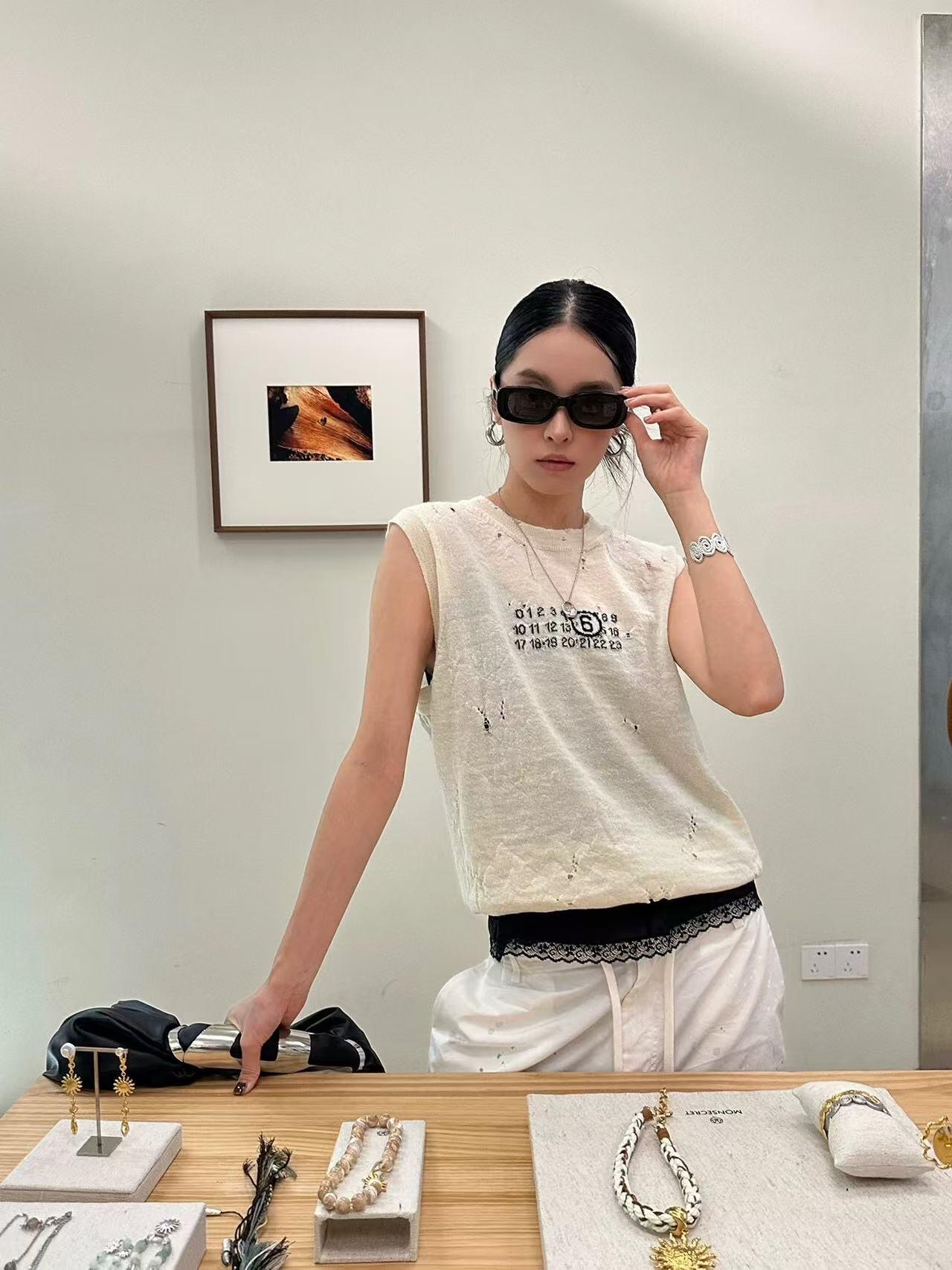 NO:456501,Masion Margi*la 25Fw early autumn new style letter printed knitted vest丨Exclusive high-end production!  There must be a free and casual knitted vest in the closet that is easy and casual!  !  The vest is also a classic styling!  Let the whole light up. You can wear it alone, or you can wear a T-shirt or shirt inside and it can be very stylish with a simple combination. S/M/L is available in stock, Shirts, Tees, t-shirt, alexander wang19860909Masion Margi*la 25Fw早秋新款 字母印花针织马甲丨独家高版出品！衣橱里一定要有一件洒脱随性又有慵懒感的针织背心！！马甲也是经典的造型设计！让整体都点亮起来了 可以单穿,也可以内搭T恤、衬衫简单搭配就能很有格调,现货发售S/M/L,,shirts,tees，t-shirt,alexander wang,Women's clothing