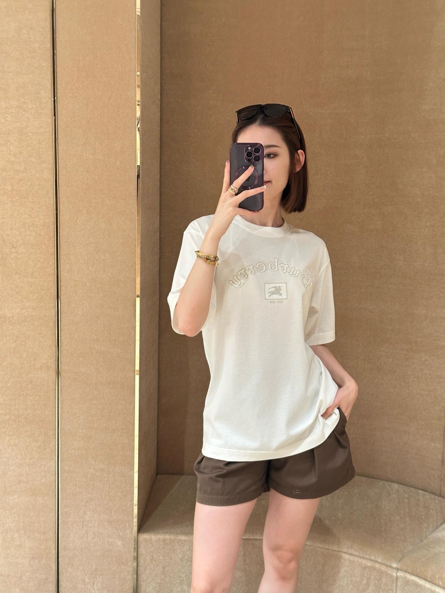 NO:456520,Burber*y 25FW early autumn new style letters war horse embroidered round neck short-sleeved T-shirt | Exclusive yb development!  High-end production!  Regular short-sleeved T-shirt cut to highlight the brand style. Made of gram-weight pure cotton, slightly elastic, and slim visual effect. Embroidered letters on the chest, the brand's own fashion sense is instantly created. Create a casual style at will. Single-wear inner wear is brilliant and fashionable. S/M/L, burberry, T-shirt,tees, t-shirt,alexander wang19860909Burber*y 25FW早秋新款 字母战马刺绣圆领短袖T恤丨独家yb开发！高版出品！常规短袖T恤裁剪 凸显品牌格调 采用克重纯棉制成 略带有弹力 呈现显瘦视觉效果 胸前点缀刺绣字母战马徽标图案 品牌自带的时尚感立现 随心打造休闲风格 单穿内搭都出彩时髦 现货发售S/M/L,,burberry,T-shirt,tees，t-shirt,alexander wang,Women's clothing