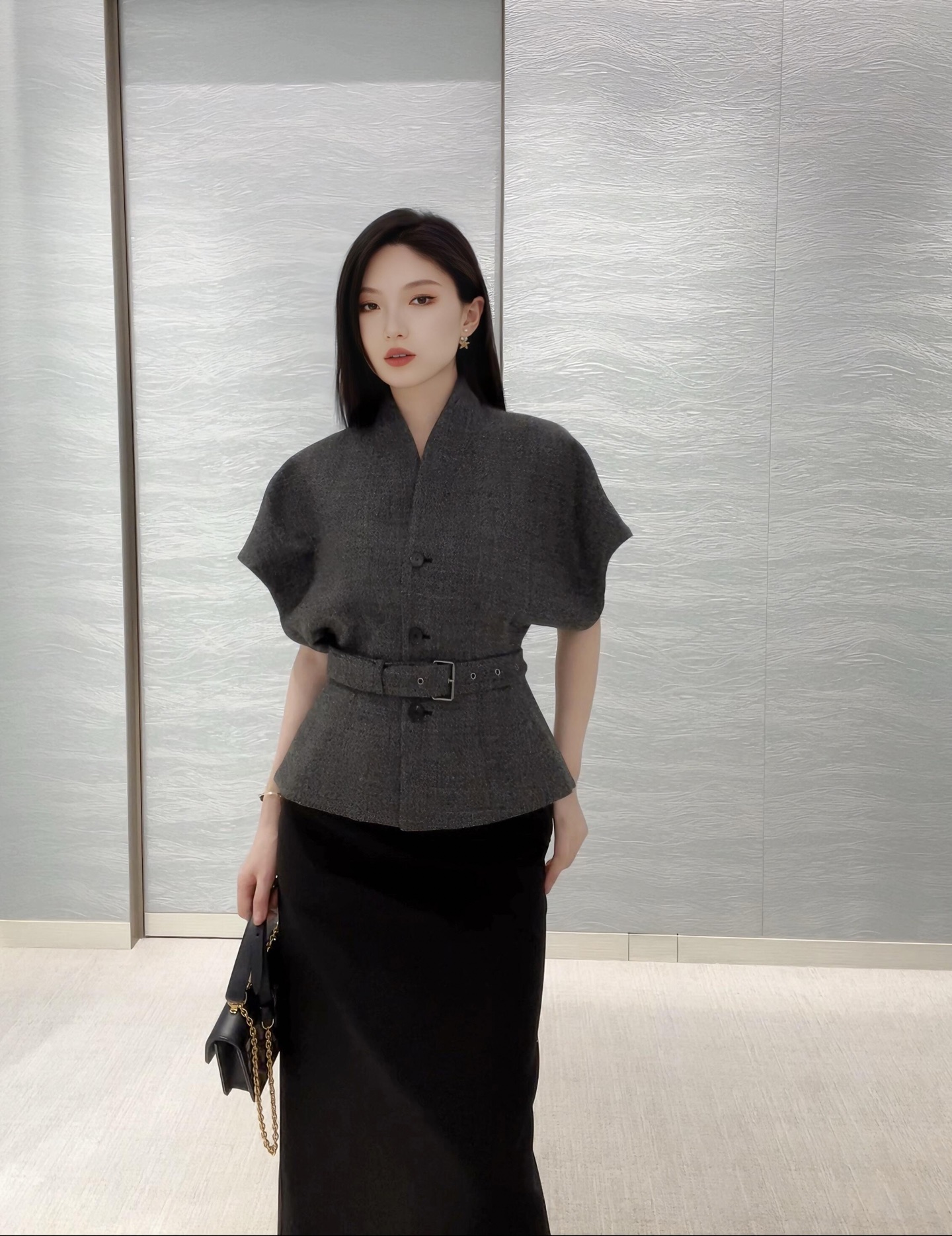 NO:456494,Dio* 25Fw early autumn new style, classic gray-toned short-sleeved jacket丨Exclusive yb development!  High-end production!  High-density wool silk fabric, the high-quality texture V-neck hides the grey texture and creates neat geometric lines. The same color can be detached belt, and the French elegant waistline is closed in one second!  Short-sleeved tailoring, classic French elegance is reconstructed!  Custom logo matte black buttons!  Hardware Day-shaped logo engraving. YB customized high-end restores the details. S/M/L, dior, jackets & coats, T-shirt, real silk, alexander wang19860909Dio* 25Fw早秋新款 经典灰调短袖外套丨独家yb开发！高版出品！高密度绵羊毛真丝面料,灰调纹理间藏匿高级肌理感V领构成利落几何线条.同色系可拆卸腰带,一秒收束法式优雅腰线！短袖剪裁,经典法式优雅被重新解构！定制logo哑光黑纽扣！五金日字扣logo刻字.YB定制高定还原细节绝绝子. 现货发售S/M/L,,dior,jackets & coats,T-shirt,real silk,alexander wang,Women's clothing