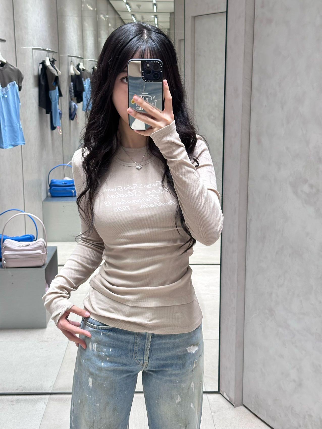 NO:456510,Acne Stud*os 25FW early autumn new round neck logo printed slim fit fake two-piece long-sleeved T-shirt | Exclusive yb development!  High-end production!  The interesting printed patterns add a sense of fashion, and the fake two-piece splicing comes with an American retro feel!  The neckline and round neck design are easy to wear if you are not easily deformed and not picky!  The slim fits the body and shows a simple and elegant beauty~ It’s OK to use it as an inner wear!  Take photos on the street and often make photos. The upper body is cool girl~S/M/L, Acne studios, tees, t-shirt, alexander wang19860909Acne Stud*os 25FW早秋新款 圆领徽标印花修身假两件长袖T恤丨独家yb开发！高版出品！有趣的印花图案增添了时髦感,假两件拼接自带美式复古感！领口圆领设计,不易变形不挑人的好穿！修身的版型,丸美贴合身形展现简约大方的美感～用来当作内搭也OK！出街拍照菲常出片,上身既是酷girl~现货发售S/M/L,,acne studios,tees，t-shirt,alexander wang,Women's clothing