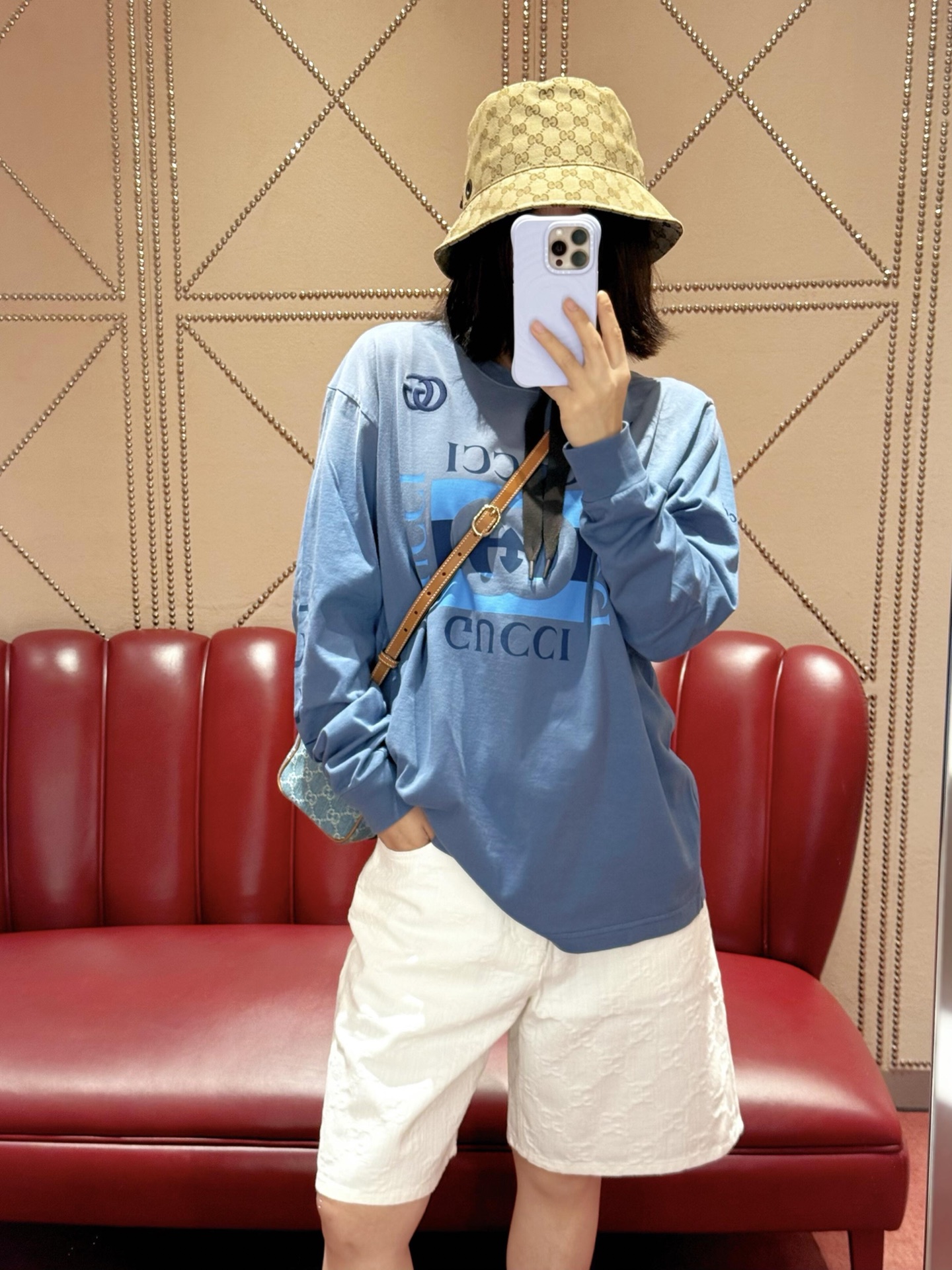 NO:457286,Gucc* 25Fw early autumn new style, heavy industry fried color printed round neck long-sleeved sweatshirt丨Exclusive yb development!  High-end production!  Customized native cotton material, breathable and comfortable, full texture, loose long-sleeved sweatshirt cutting, highlighting the brand style, the whole garment restores a refreshing multi-layer blue color scheme. The chest uses printing technology and contrasting colors to outline the three-dimensional brand letter logo pattern. The shoulder side embroidery logo enriches details. The all-round variant fonts enhance the brand identity. The fashionable and high-end feeling is immediately revealed, creating a personalized style, fashionable and relaxed. The inner wear is brilliant and fashionable. The perfect workmanship quality depends on the details. S/M/L is available in stock, gucci, hoodie, sweatshirts, alexander wang19860909Gucc* 25Fw早秋新款 重工炒色印花圆领长袖卫衣丨独家yb开发！高版出品！定制原生全棉材质,透气舒适,质感十足,宽松长袖卫衣裁剪,凸显品牌格调,整件成衣还原出清爽多层次蓝色配色 胸前利用印花工艺和撞色 勾勒出立体风格的品牌字母徽标图案 肩侧刺绣logo丰富细节 全方位围绕的变体字型加强品牌标识度 时尚高级感立现,打造个性风格,时髦松弛 单穿内搭都出彩时髦 完美做工品质看细节.现货发售S/M/L,,gucci,hoodie,sweatshirts,alexander wang,Women's clothing