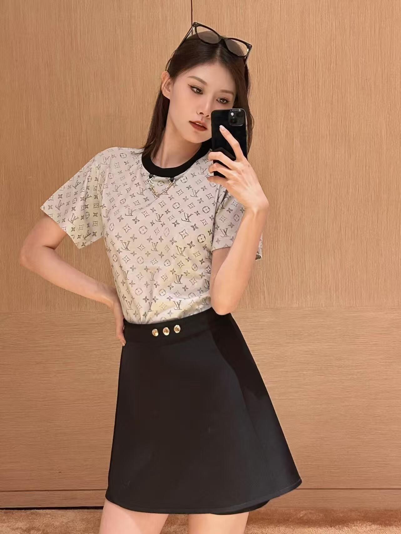 NO:457296,Louis Vuitto* 25ss Spring and Summer New Style Round Neck Printed Chain Short Sleeve T-Shirt | Exclusive YB Development!  High-end production!  Regular short-sleeved T-shirt cut to highlight the brand style. Made of gram-weight pure cotton, slightly elastic, and gives a slim visual effect. The neckline is marked with metal letters and black threaded edges. The large body is full of four-leaf clover letters. The old-fashioned flower-grinding effect. The youthful atmosphere is suddenly increased. The inner wear is brilliant and fashionable. S/M/L is available in stock. S/M/L,,louis vuitton,T-shirt,tees,t-shirt,alexander wang19860909Louis Vuitto* 25ss春夏新款 圆领印花链条短袖T恤丨独家yb开发！高版出品！常规短袖T恤裁剪 凸显品牌格调 采用克重纯棉制成 略带有弹力 呈现显瘦视觉效果 领口以金属字母标链条黑色螺纹包边作设计亮点 大身满印四叶草字母图案 做旧磨花效果 青春气氛骤增 单穿内搭都出彩时髦 现货发售S/M/L,,louis vuitton,T-shirt,tees，t-shirt,alexander wang,Women's clothing