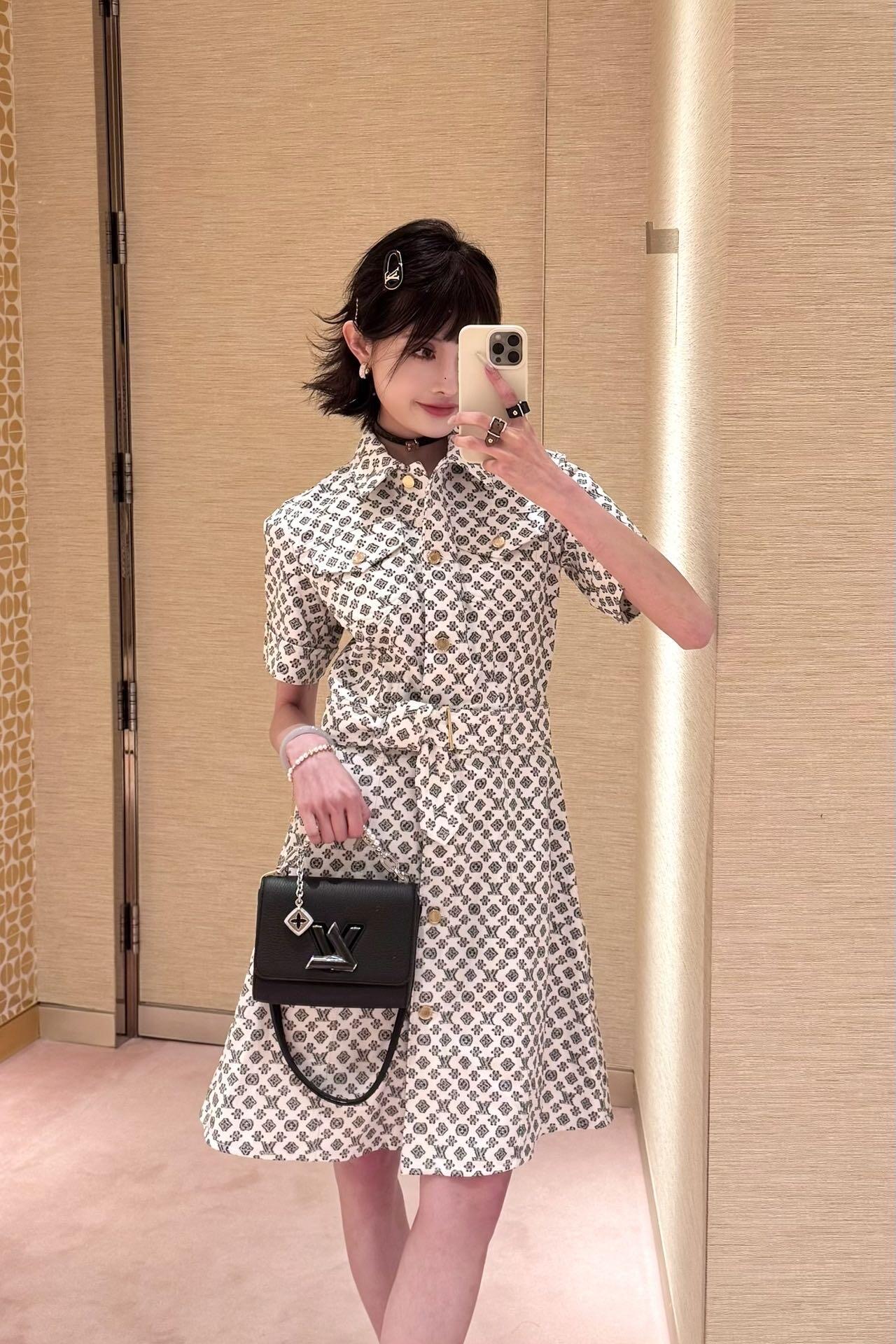 NO:457314,Louis Vuitto* 25ss Spring and Summer New Printed Belt Denim Dress丨Exclusive yb development!  High-end production!  Custom denim cotton material, breathable texture, crisp and stylish Short-sleeved lapel belt dress, neatly cut, evergreen symmetrical folding pocket, waist-standing cut to achieve waist-hugging effect Micro A straight tube modify waist legs, matched with perforated fabric belt outline, highlighting the proportional advantages of short and long upper body, full-print four-leaf clover elements and letter patterns, fashionable upper body, daily commuting and vacation, easy to wear to create a fashionable look, S/M/L,,louis vuitton, skirts, T-shirt, alexander wang19860909Louis Vuitto* 25ss春夏新款 新款印花腰带牛仔连衣裙丨独家yb开发！高版出品！定制牛仔棉材质,质感透气,挺括有型 短袖翻领腰带连衣裙,裁剪利落修身 常青对称翻折口袋,腰身立裁起到收腰效果 微A直筒修饰腰胯腿,搭配穿孔本布腰带勾勒 更凸显上短下长的比例优势 通体满印四叶草元素和字母图案,上身时髦潮流 日常通勤度假,轻松穿搭出洋气感 现货发售S/M/L,,louis vuitton,skirts,T-shirt,alexander wang,Women's clothing